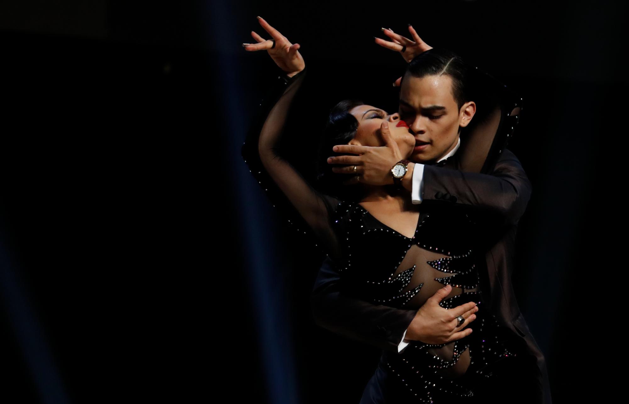 Juan Vargas y Paulina Mejía, de Colombia, compiten durante las finales de la categoría Etapa en el Campeonato Mundial de Tango Dance en Buenos Aires, Argentina, el miércoles 21 de agosto de 2019. 