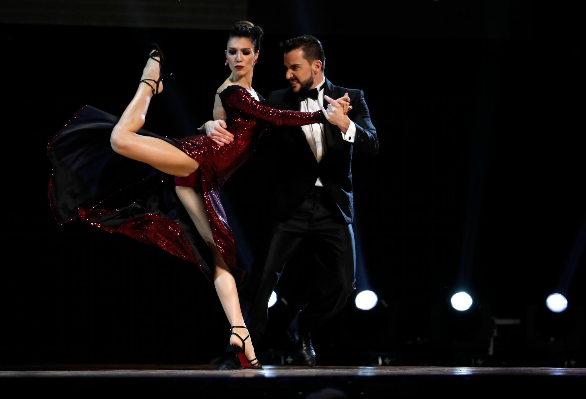 Julio Seffino y Carla Domínguez compiten en la final de la categoría Etapa en el Campeonato Mundial de Tango Dance anual en Buenos Aires, Argentina, el miércoles 21 de agosto de 2019. 