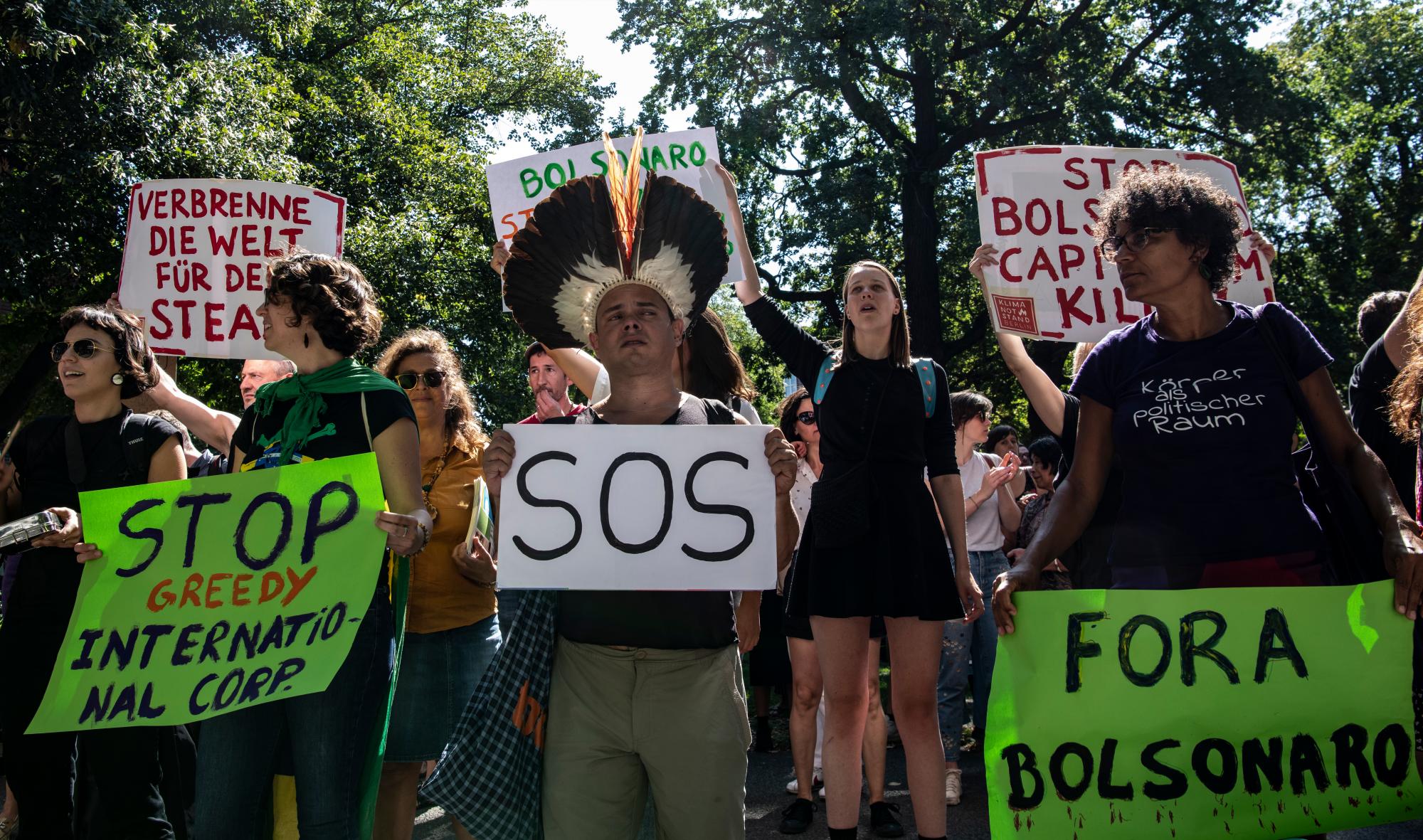 Los manifestantes se reúnen para manifestarse contra el gobierno brasileño y los incendios en el Amazonas en Berlín, el viernes 23 de agosto de 2019. 