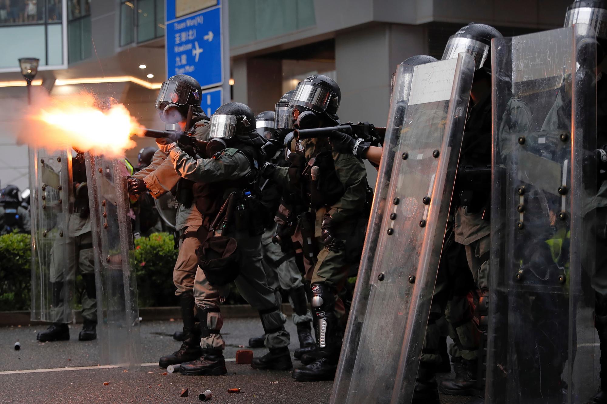 La policía antidisturbios dispara gases lacrimógenos contra los manifestantes durante una protesta en Hong Kong, el domingo 25 de agosto de 2019. La policía se enfrenta con los manifestantes en Hong Kong por segundo día consecutivo el domingo después de una marcha a favor de la democracia en un distrito periférico. 