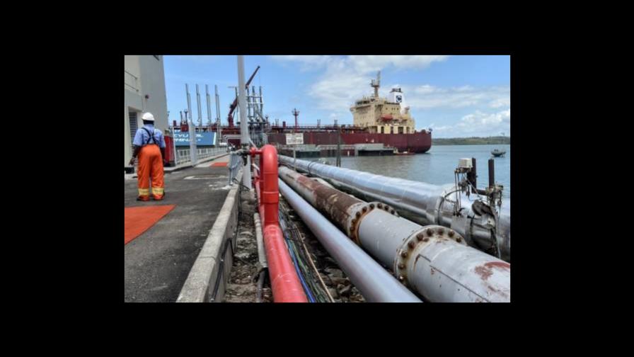 Contratos de junio del petróleo de Texas se desploman casi 44 %