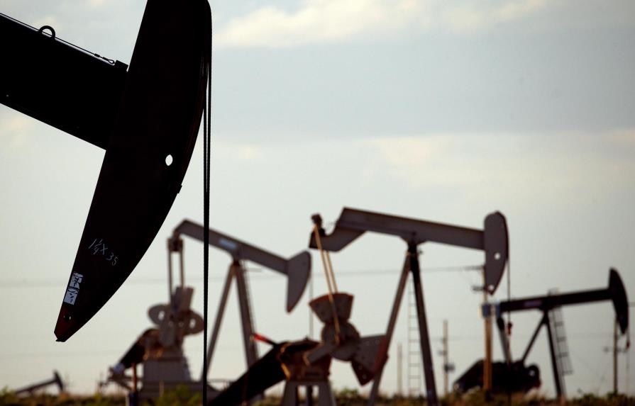 Petróleo de Texas cae 2.1 % tras orden de Trump de ampliar sanciones a Irán
