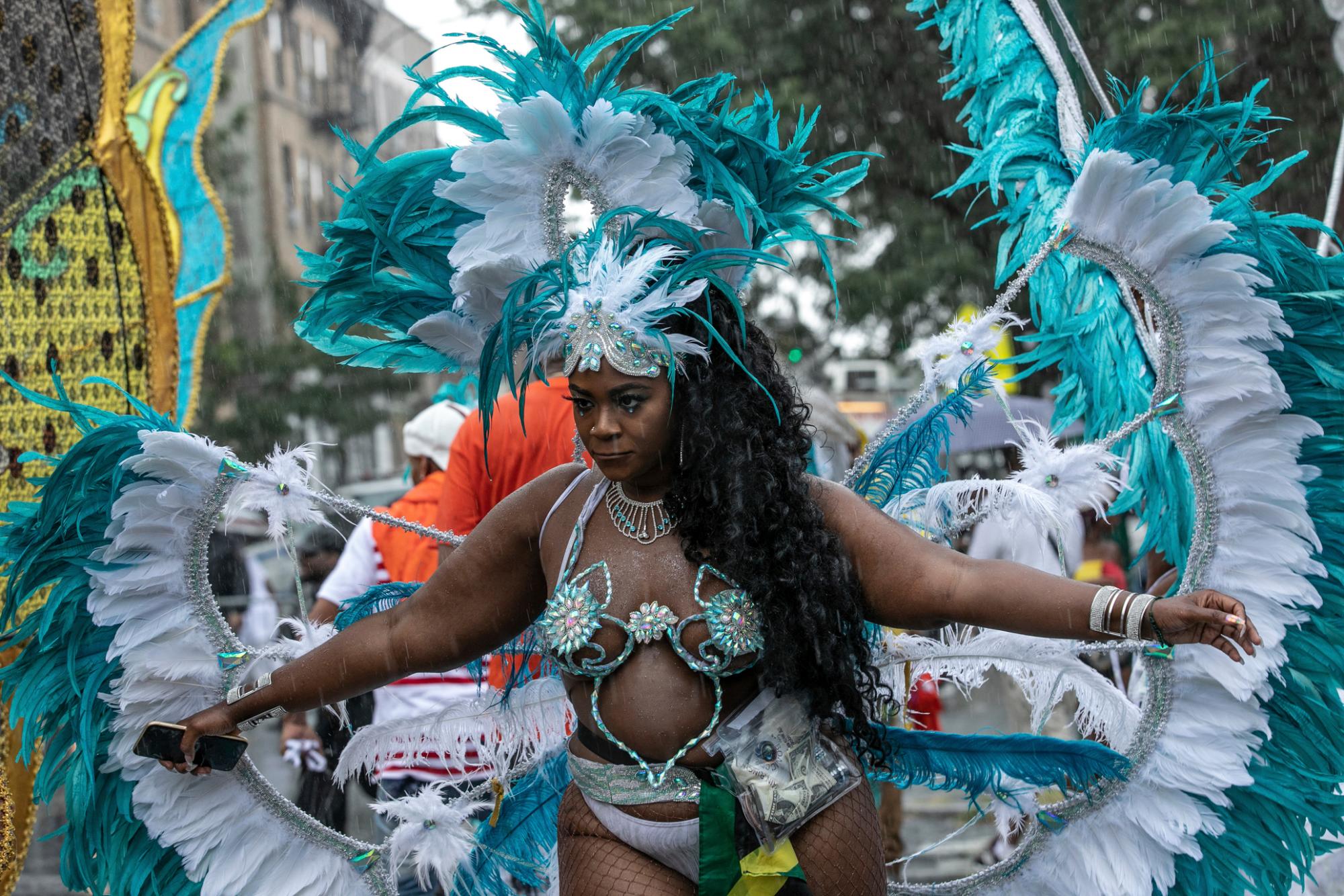 Un participante en el Desfile del Día de las Indias Occidentales en el distrito de Brooklyn de Nueva York, el lunes 2 de septiembre de 2019. 