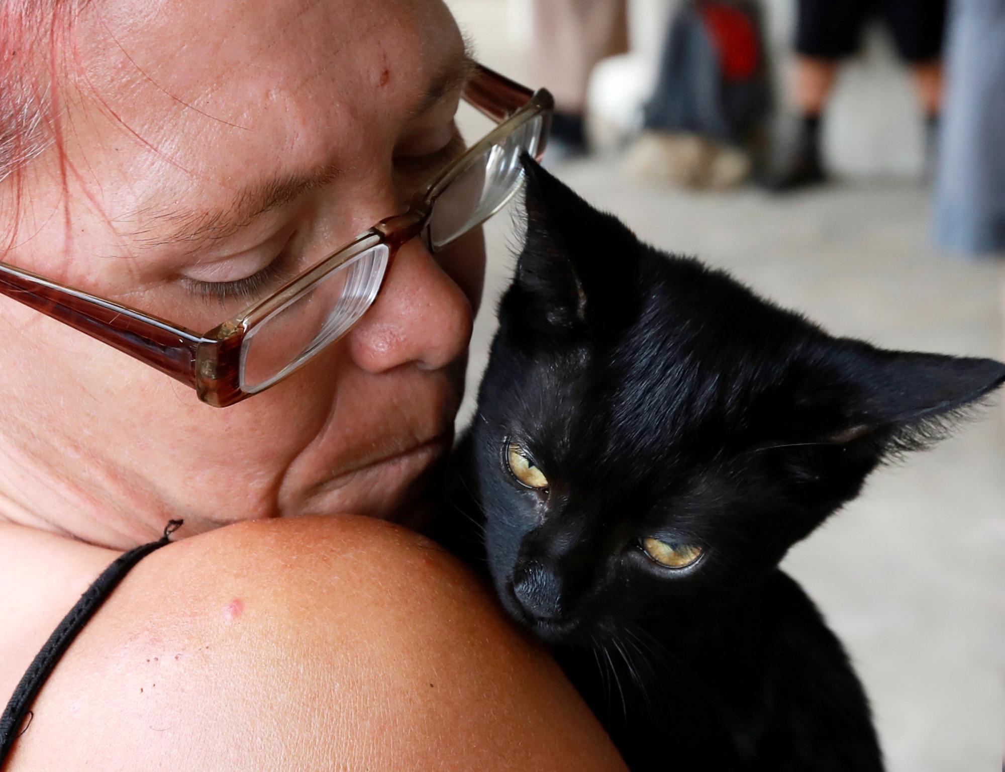 Gloria Van Cleave abraza a su gato Midnight mientras cientos de residentes locales abordan los autobuses en Lanier Plaza para abandonar el área bajo evacuación obligatoria antes del huracán Dorian, el lunes 2 de septiembre de 2019, en Brunswick, Georgia 