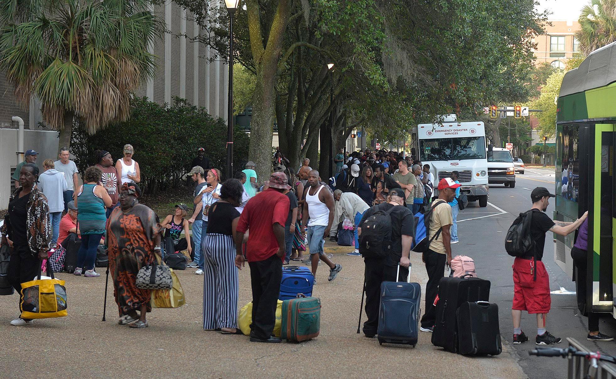 Un autobús de Chatham Area Transit descarga personas en el Centro Cívico donde tomarán autobuses chárter fuera de la ciudad para evitar el huracán Dorian, el martes 3 de septiembre de 2019, en Savannah, Georgia 