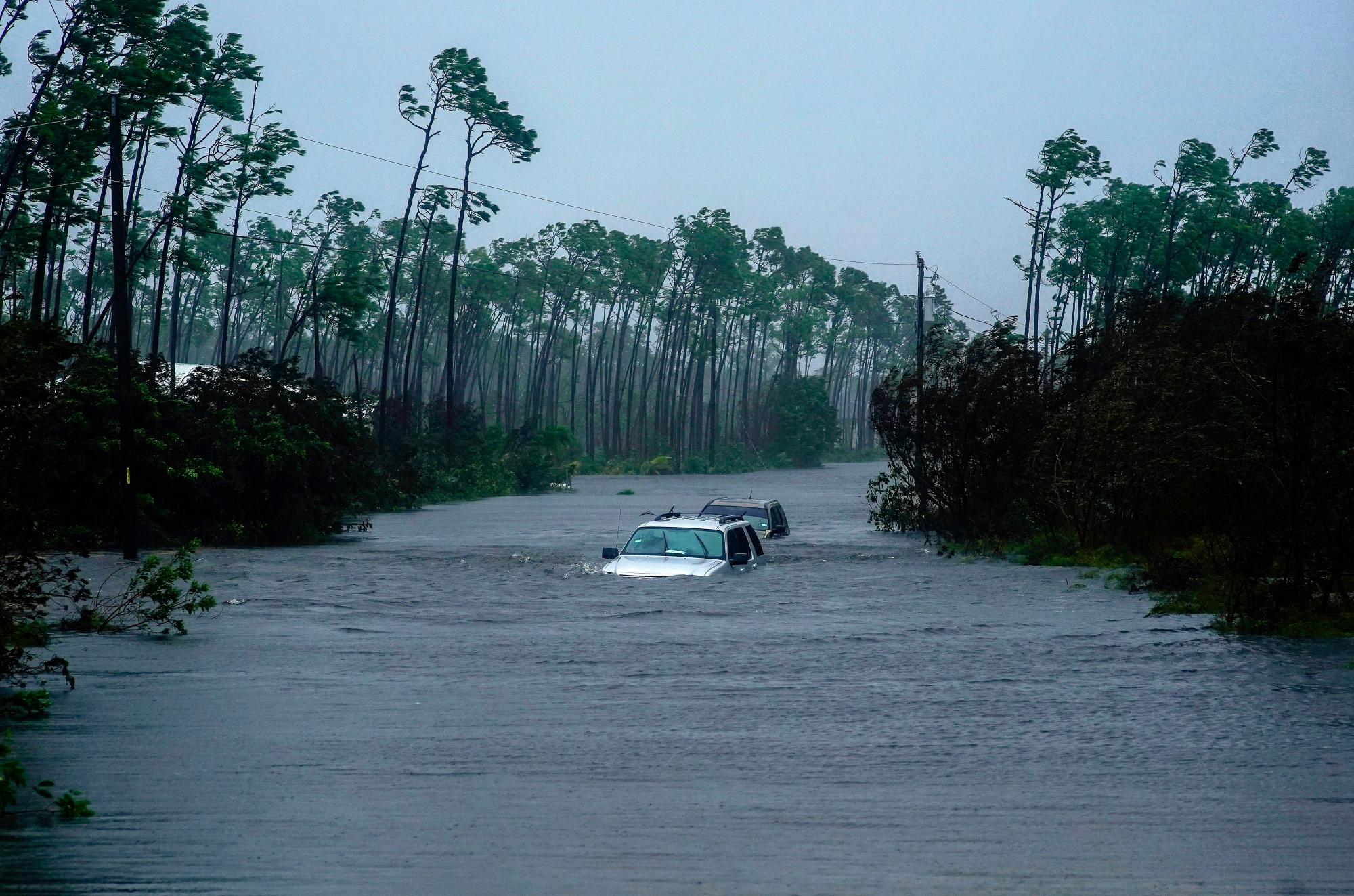Los automóviles se encuentran sumergidos en el agua del huracán Dorian en Freeport, Bahamas, el martes 3 de septiembre de 2019. Dorian comienza a avanzar lentamente hacia el noroeste después de estar parado sobre las Bahamas, donde sus vientos implacables han causado daños catastróficos e inundaciones. 