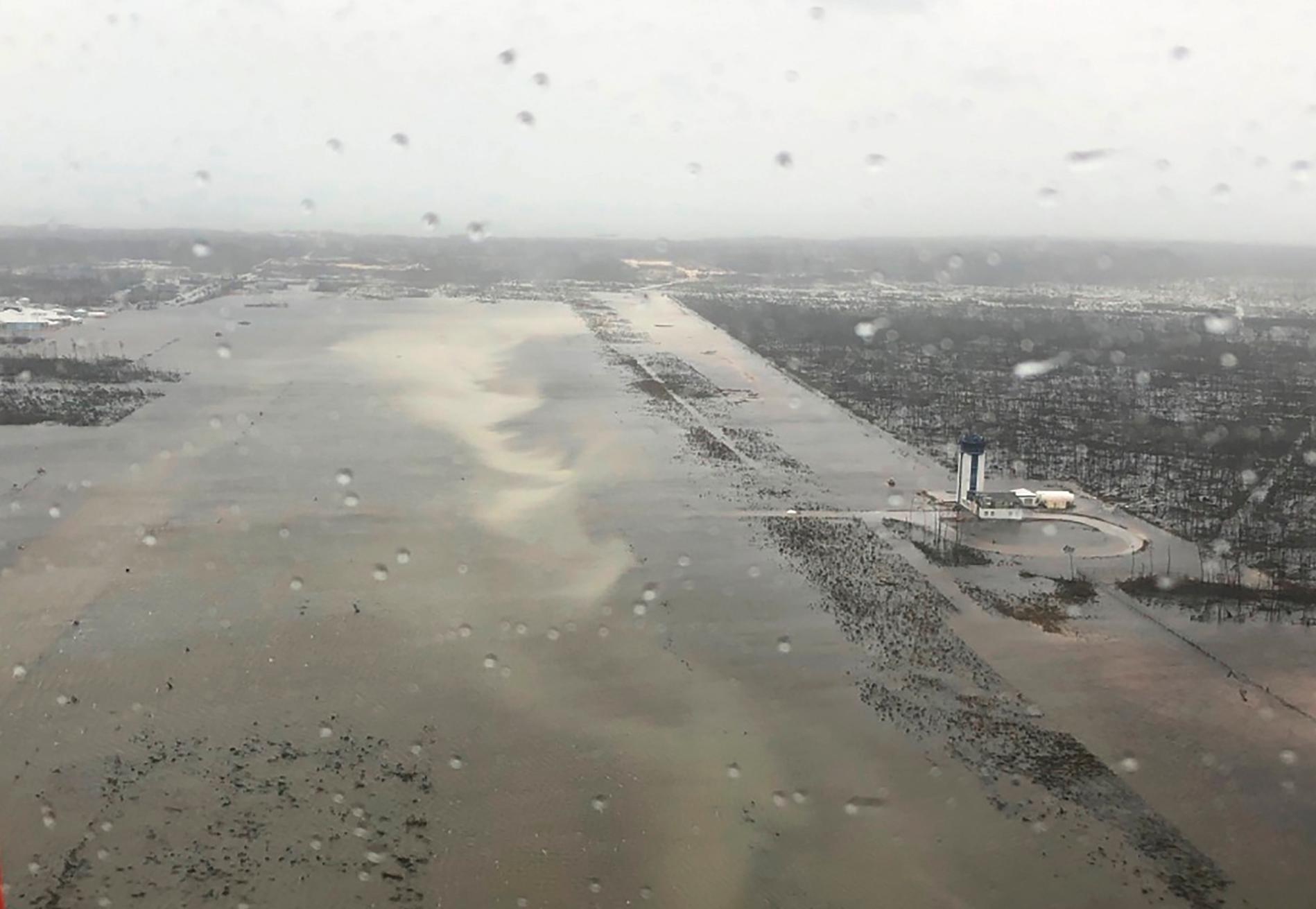 Este lunes, 2 de septiembre de 2019, una foto publicada por la estación de la Guardia Costera de EE. UU. Clearwater, muestra las inundaciones en la pista del aeropuerto Marsh Harbour en las Bahamas. El huracán Dorian golpeó las islas en un ataque que devastó miles de hogares, atrapó a las personas en los áticos y persiguió a otros de un refugio a otro. Se informaron al menos cinco muertes. 