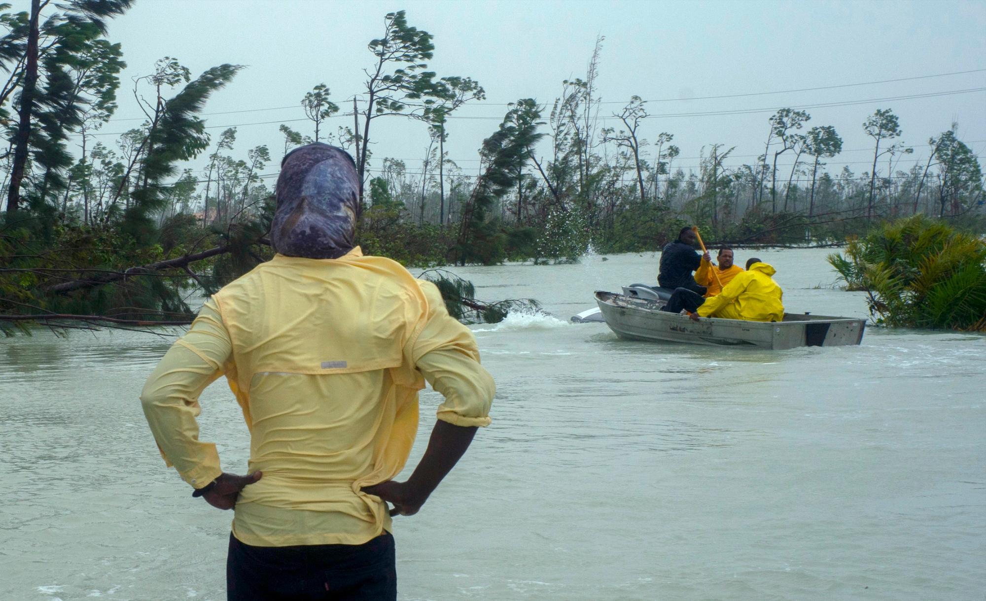 Un voluntario se encuentra en una carretera inundada por el huracán Dorian mientras los residentes trabajan para rescatarse mutuamente en pequeñas embarcaciones cerca del puente Causarina en Freeport, Gran Bahama, Bahamas, el martes 3 de septiembre de 2019. Los fuertes vientos de la tormenta devastó miles de hogares y dejó personas atrapadas en áticos. 