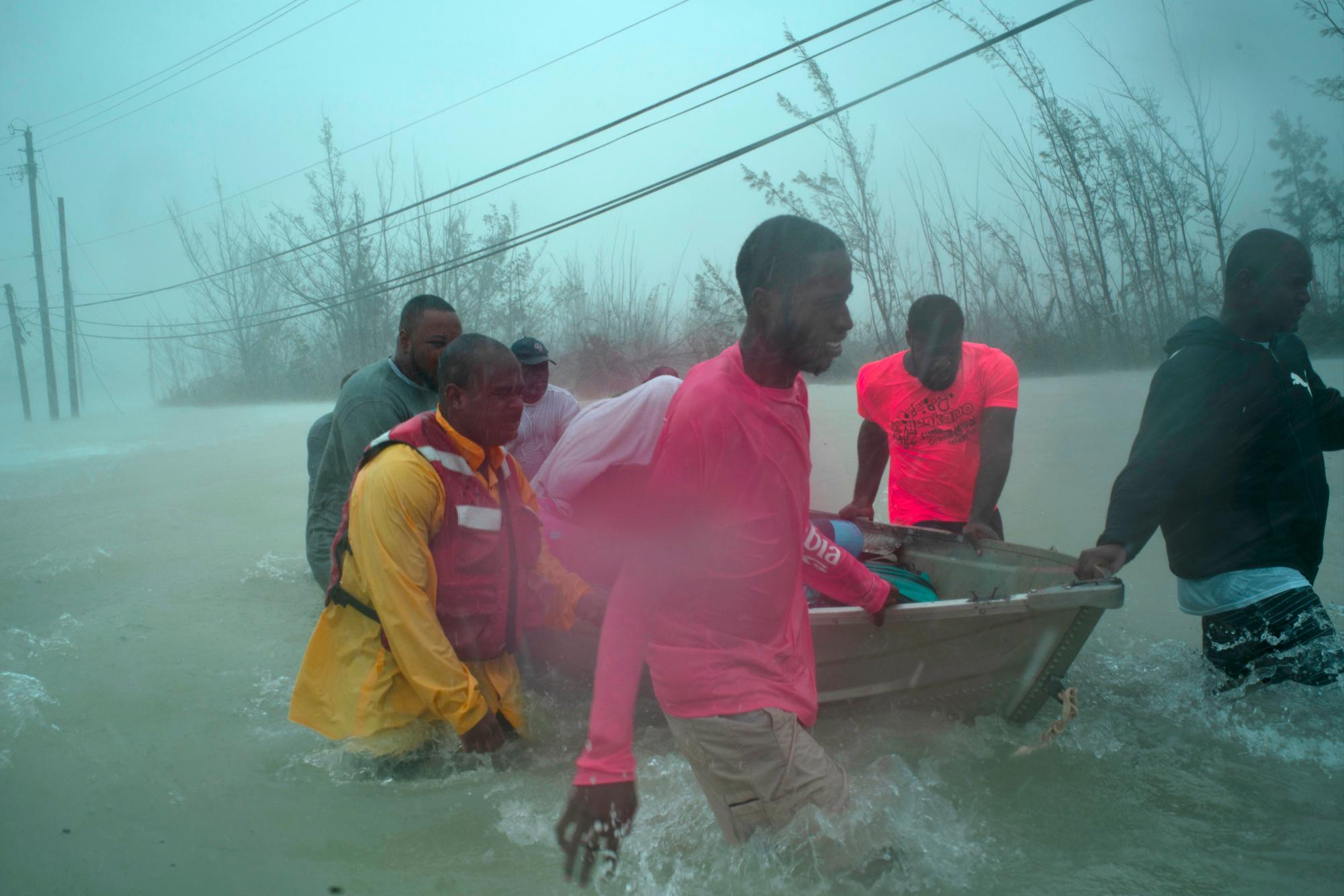 Voluntarios rescatan a varias familias de las crecientes aguas del huracán Dorian, cerca del puente Causarina en Freeport, Gran Bahama, Bahamas, el martes 3 de septiembre de 2019. 
