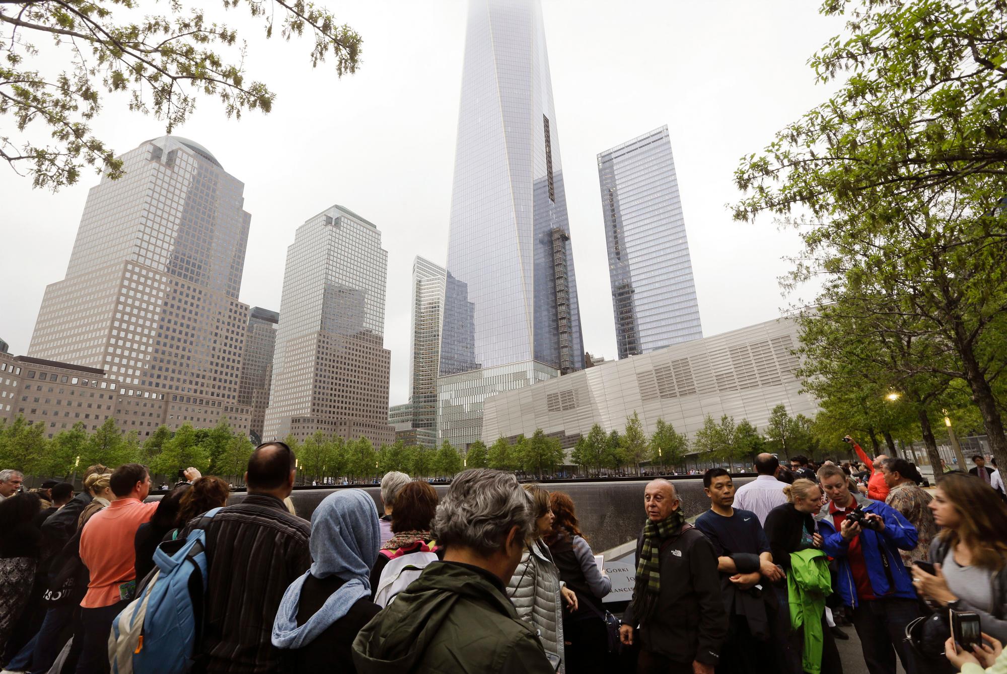 ARCHIVO: en esta foto de archivo del 15 de mayo de 2015, los visitantes se reúnen cerca de las piscinas en el 9/11 Memorial en Nueva York. Como lo han hecho 17 veces antes, se espera que una multitud de familiares de víctimas en el sitio el miércoles 11 de septiembre de 2019 observe el aniversario del ataque terrorista más mortal en suelo estadounidense. 