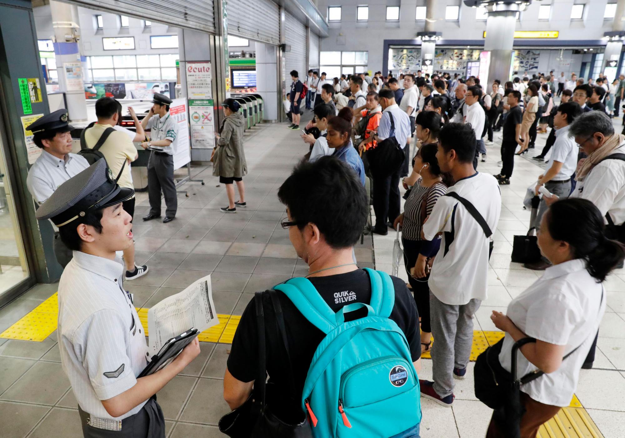 Los pasajeros esperan en una estación mientras se suspende la operación del tren debido al tifón, el lunes 9 de septiembre de 2019 en Tokio. Un tifón sopló el área metropolitana de Tokio el lunes por la mañana, interrumpiendo los viajes en las horas pico y cortando el poder. 