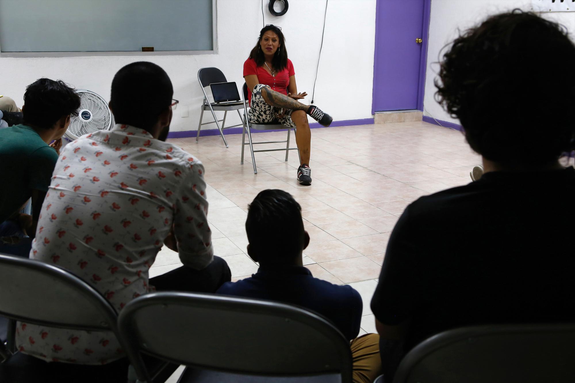 En esta foto del 16 de agosto de 2019, la activista trans Kenya Cuevas habla con jóvenes que viven con el VIH durante una reunión semanal de apoyo, en la Ciudad de México. Cuevas es una de las activistas trans más visibles en México entre un coro creciente de mujeres que buscan el cambio del gobierno. 