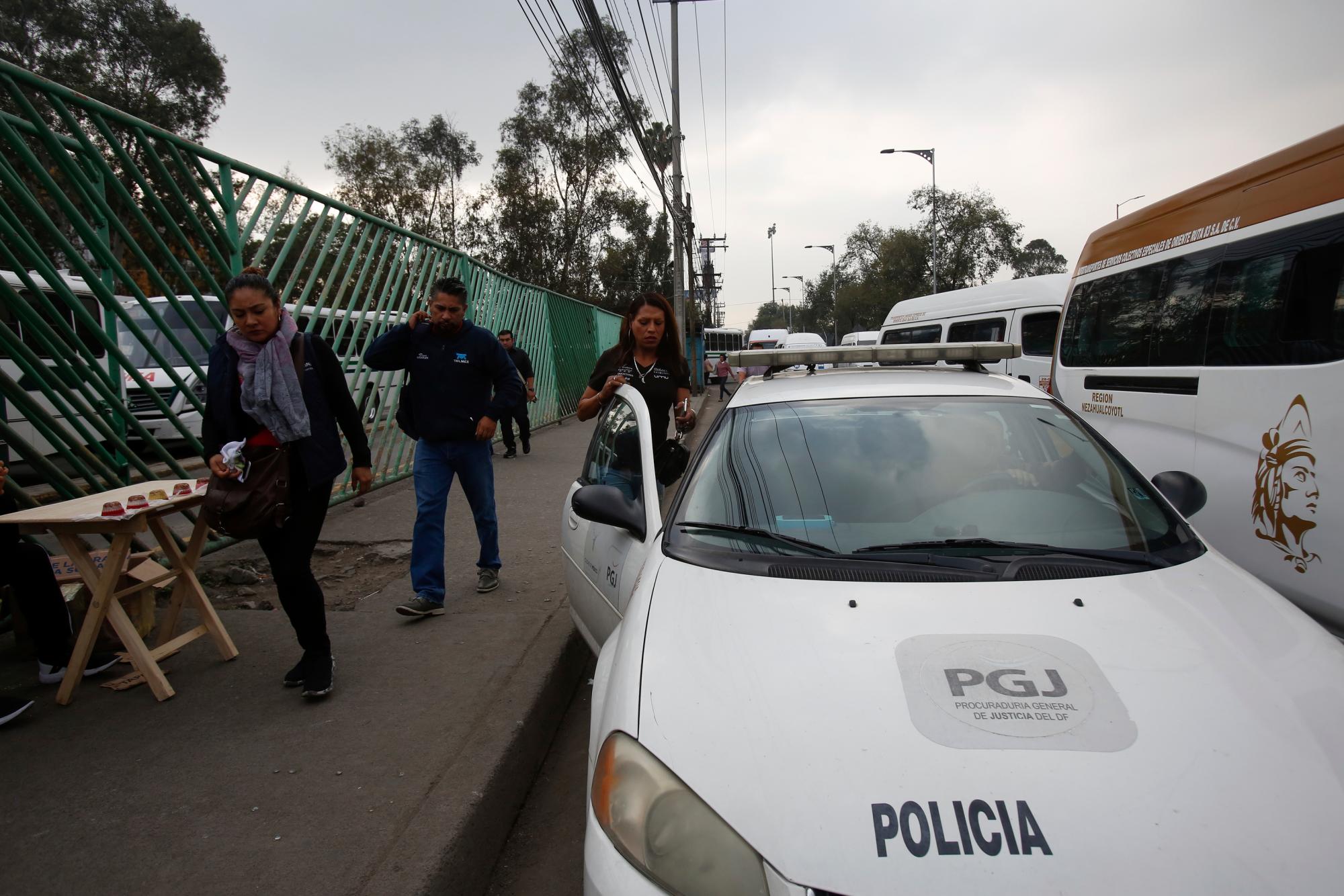 En esta foto del 28 de agosto de 2019, la activista de derechos trans Ken Cuevas camina por una estación de metro mientras se dirige a encontrarse con sus guardaespaldas, en la Ciudad de México. Los guardaespaldas de Cuevas han sido proporcionados por un programa gubernamental conocido como el “mecanismo” que protege a activistas y periodistas. 