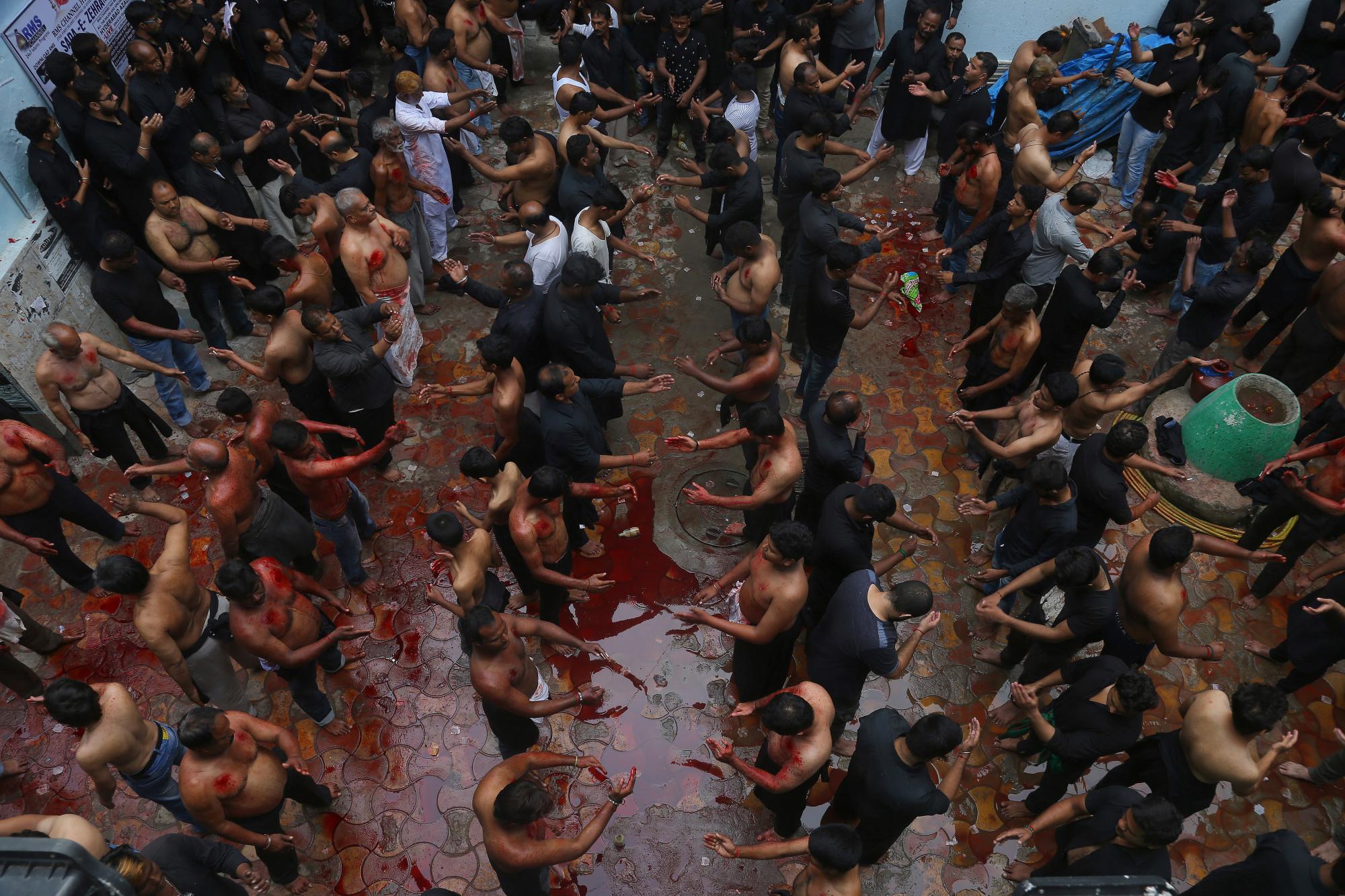 Los musulmanes chiítas indios se flagelan durante una procesión de Ashoura en Hyderabad, India, el martes 10 de septiembre de 2019. Ashoura cae en el décimo día de Muharram, el primer mes del calendario islámico, cuando los chiítas marcan la muerte de Hussein, el nieto de el profeta Mahoma, en la batalla de Karbala en el actual Iraq en el siglo VII.