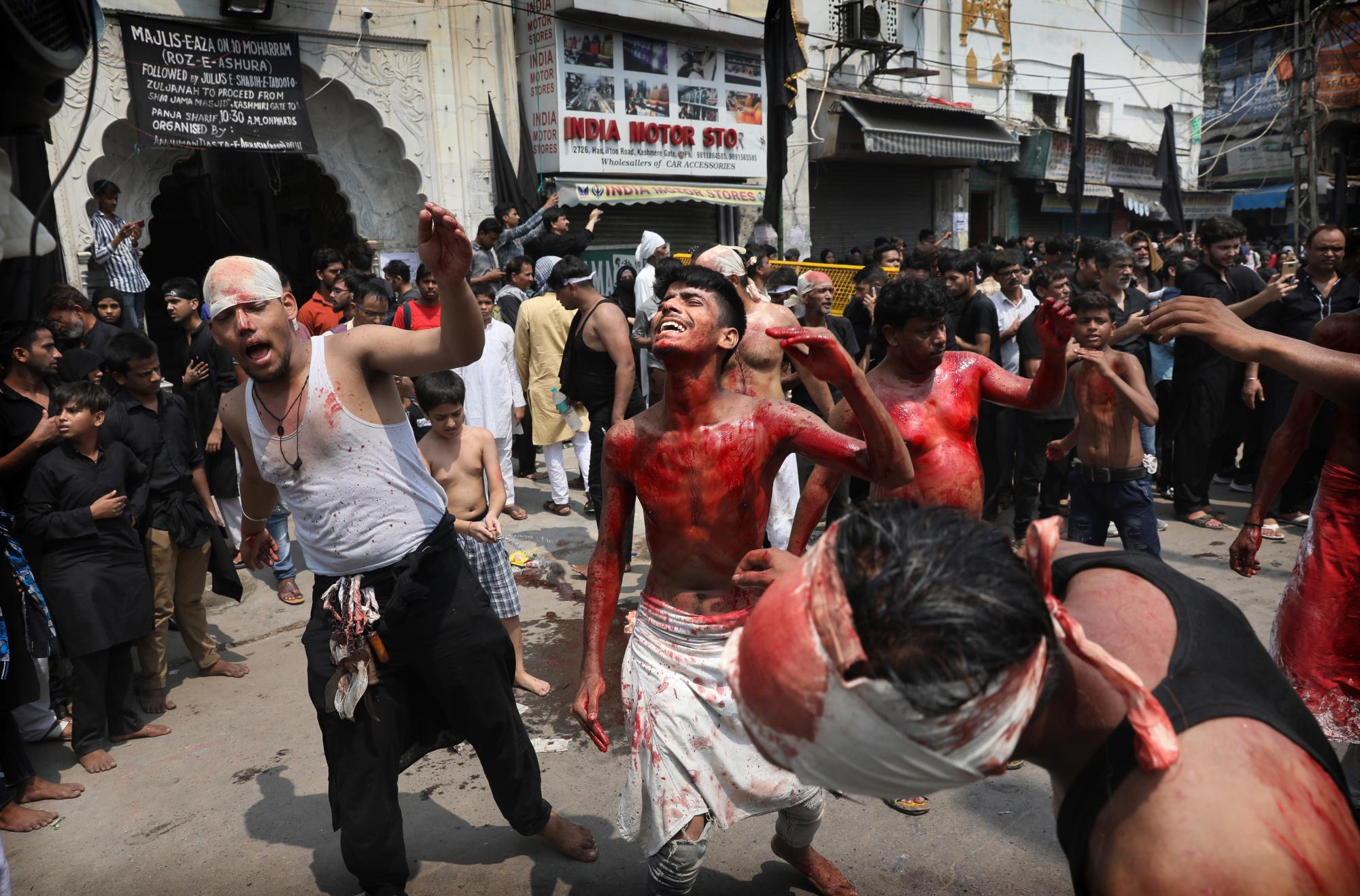 Los musulmanes chiítas indios se flagelan con cuchillos encadenados durante una procesión de Ashoura en Nueva Delhi, India, el martes 10 de septiembre de 2019. Los chiítas marcan a Ashoura, el décimo día del mes de Muharram, para conmemorar el martirio del Imam Hussein, nieto de Profeta Muhammad, durante la Batalla de Karbala. 