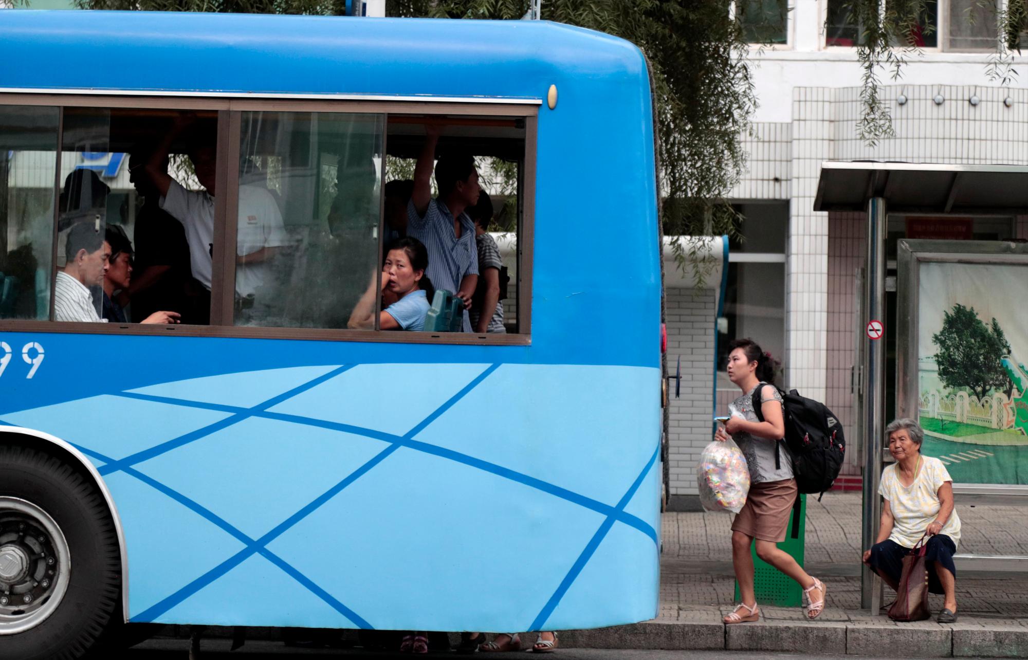Una mujer toma un trolebús en Pyongyang, Corea del Norte, el martes 10 de septiembre de 2019. El trolebús es la forma más común de transporte público en la ciudad capital. 