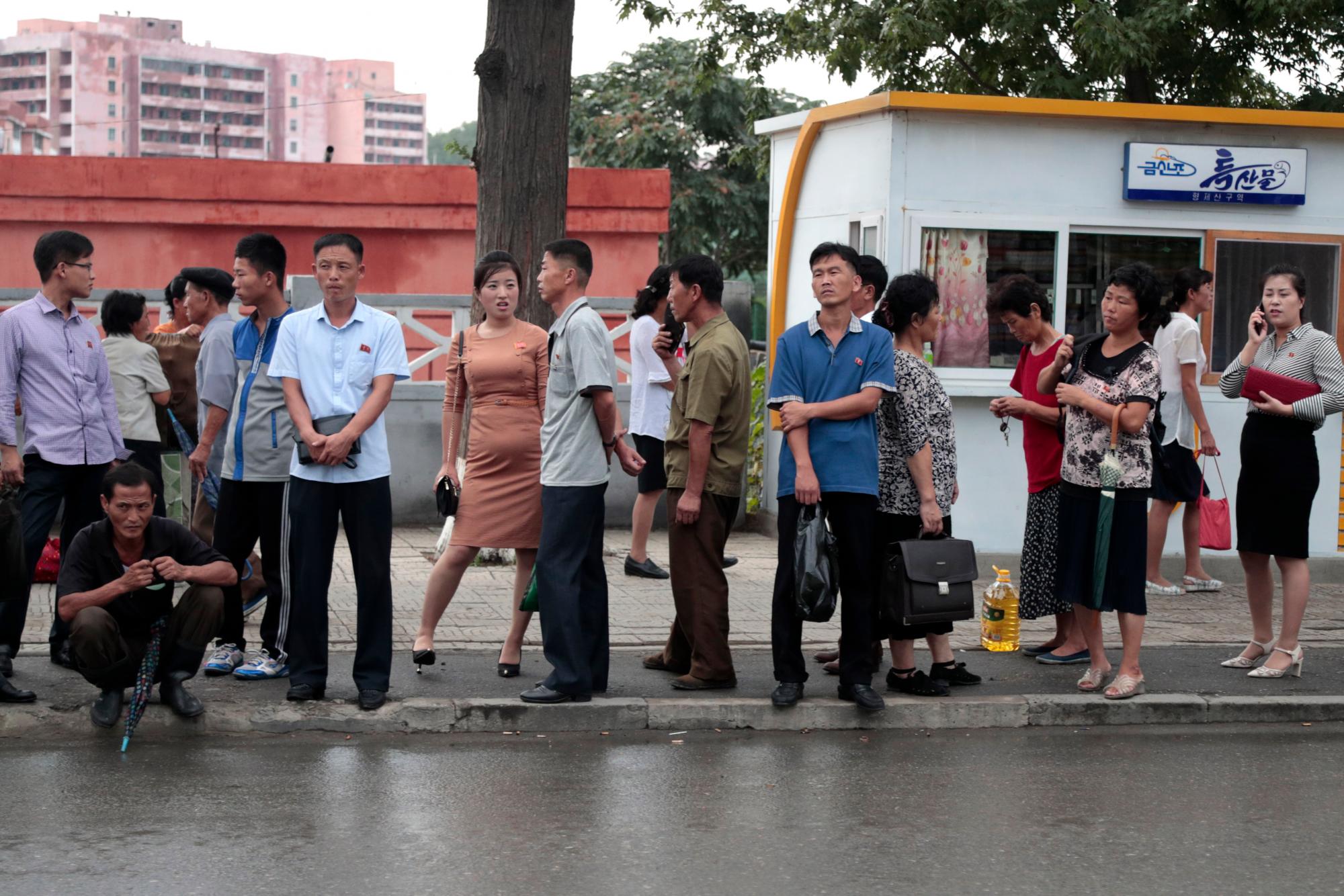 La gente espera el autobús en una parada en Pyongyang, Corea del Norte, el martes 10 de septiembre de 2019. 