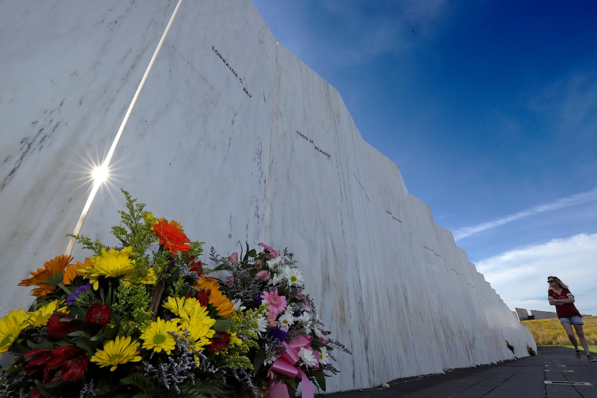 Un visitante del Monumento Nacional del Vuelo 93 en Shanksville, Pensilvania, ve el Muro de los Nombres el martes 10 de septiembre de 2019, mientras la nación se prepara para conmemorar el 18 aniversario de los ataques del 11 de septiembre de 2001. 