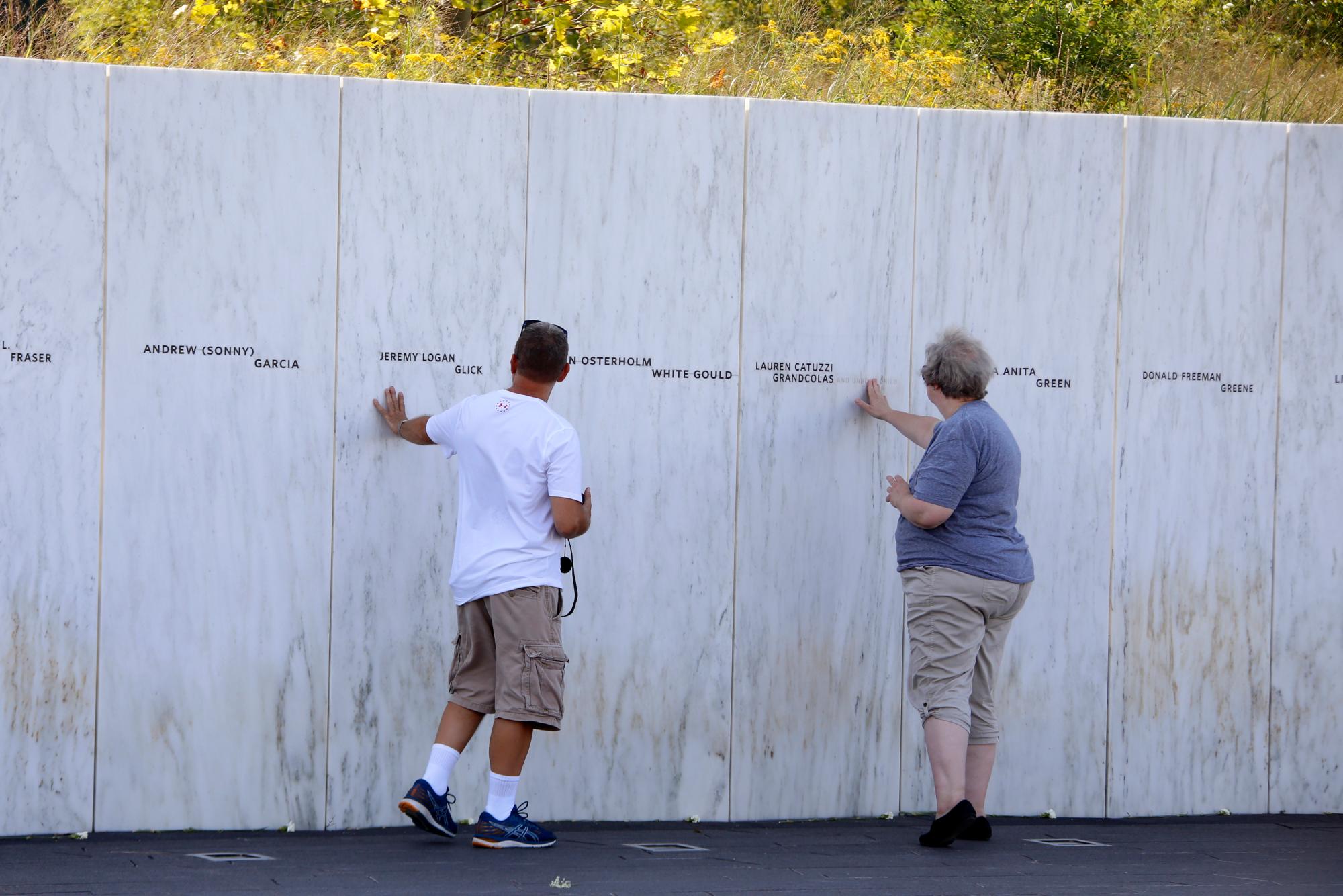 Los visitantes del Memorial Nacional del Vuelo 93 en Shanksville, Pensilvania, ven el Muro de los Nombres el martes 10 de septiembre de 2019, mientras la nación se prepara para conmemorar el 18 aniversario de los ataques del 11 de septiembre de 2001.