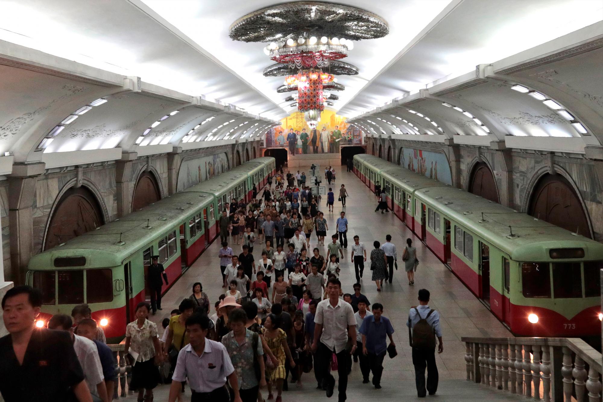 Los viajeros caminan dentro de la estación de metro Puhung en Pyongyang, Corea del Norte, el miércoles 11 de septiembre de 2019.