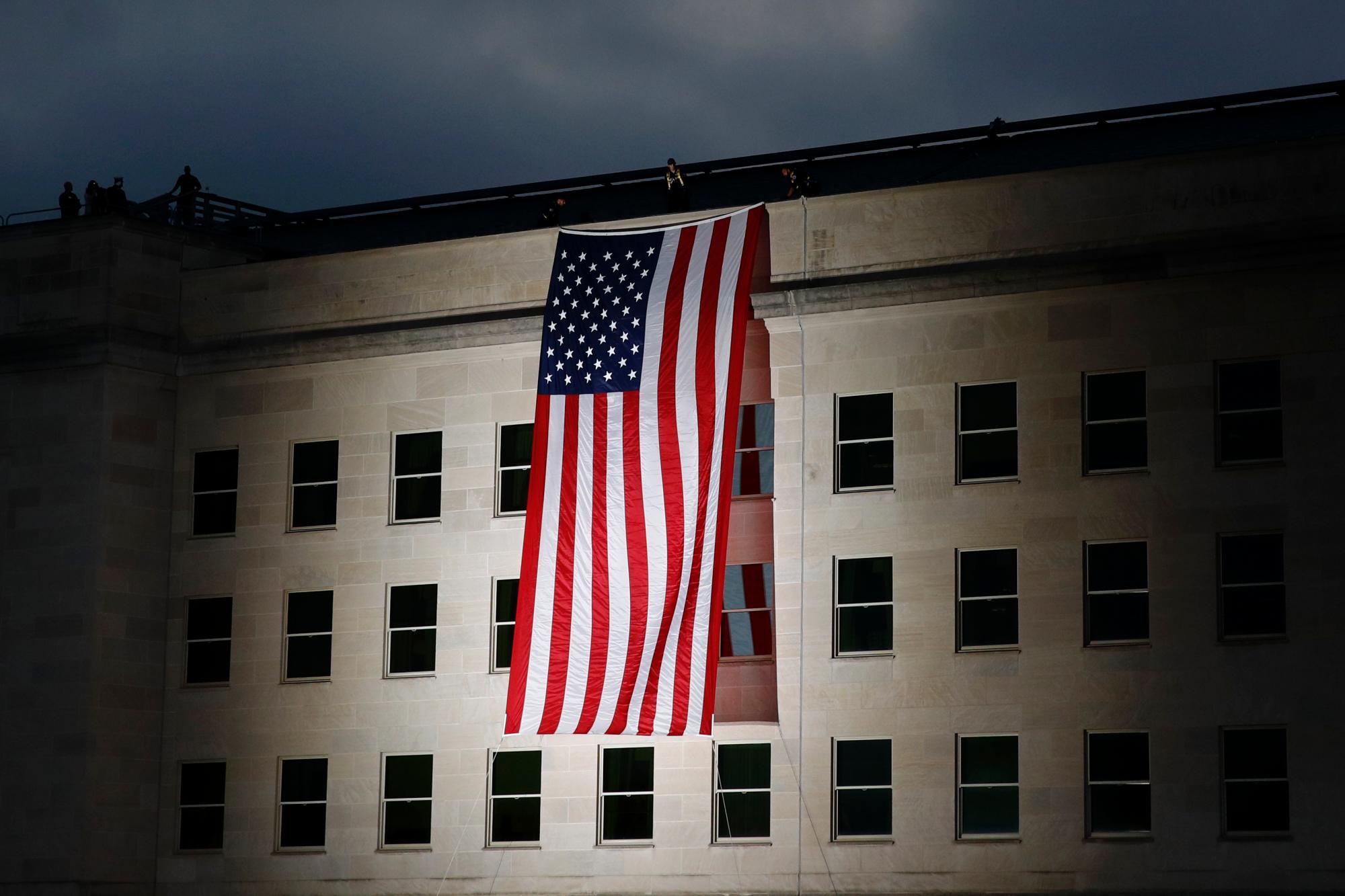 Una bandera estadounidense se despliega al amanecer en el Pentágono en Washington en el 18 aniversario de los ataques del 11 de septiembre, miércoles 11 de septiembre de 2019. 