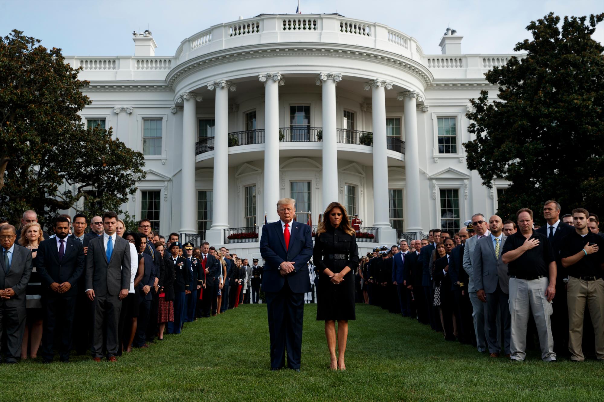 El presidente Donald Trump y la primera dama Melania Trump participan en un momento de silencio en honor a las víctimas de los ataques terroristas del 11 de septiembre, en el South Lawn de la Casa Blanca, el miércoles 11 de septiembre de 2019 en Washington. 