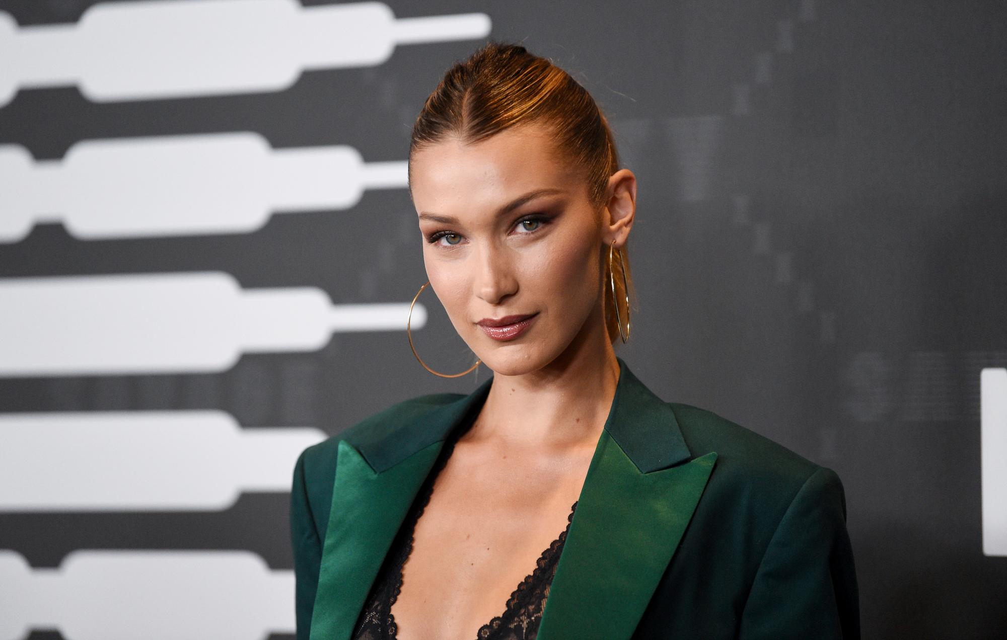 La modelo Bella Hadid asiste al desfile de Savage x Fenty de Rihanna en la Semana de la Moda de Nueva York.