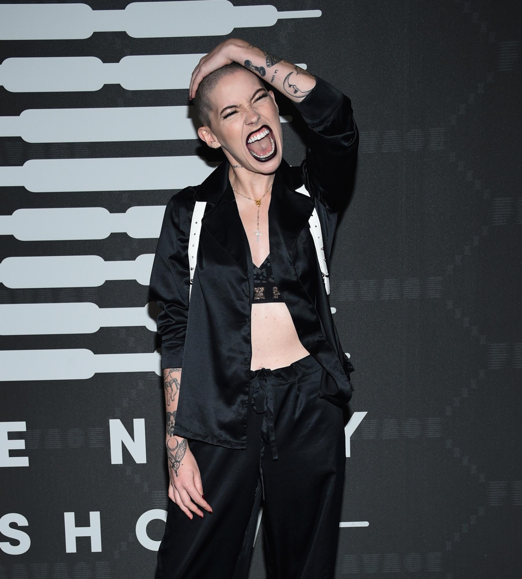 La cantante Bishop Briggs asiste al desfile de Savage x Fenty de Rihanna en la Semana de la Moda de Nueva York.