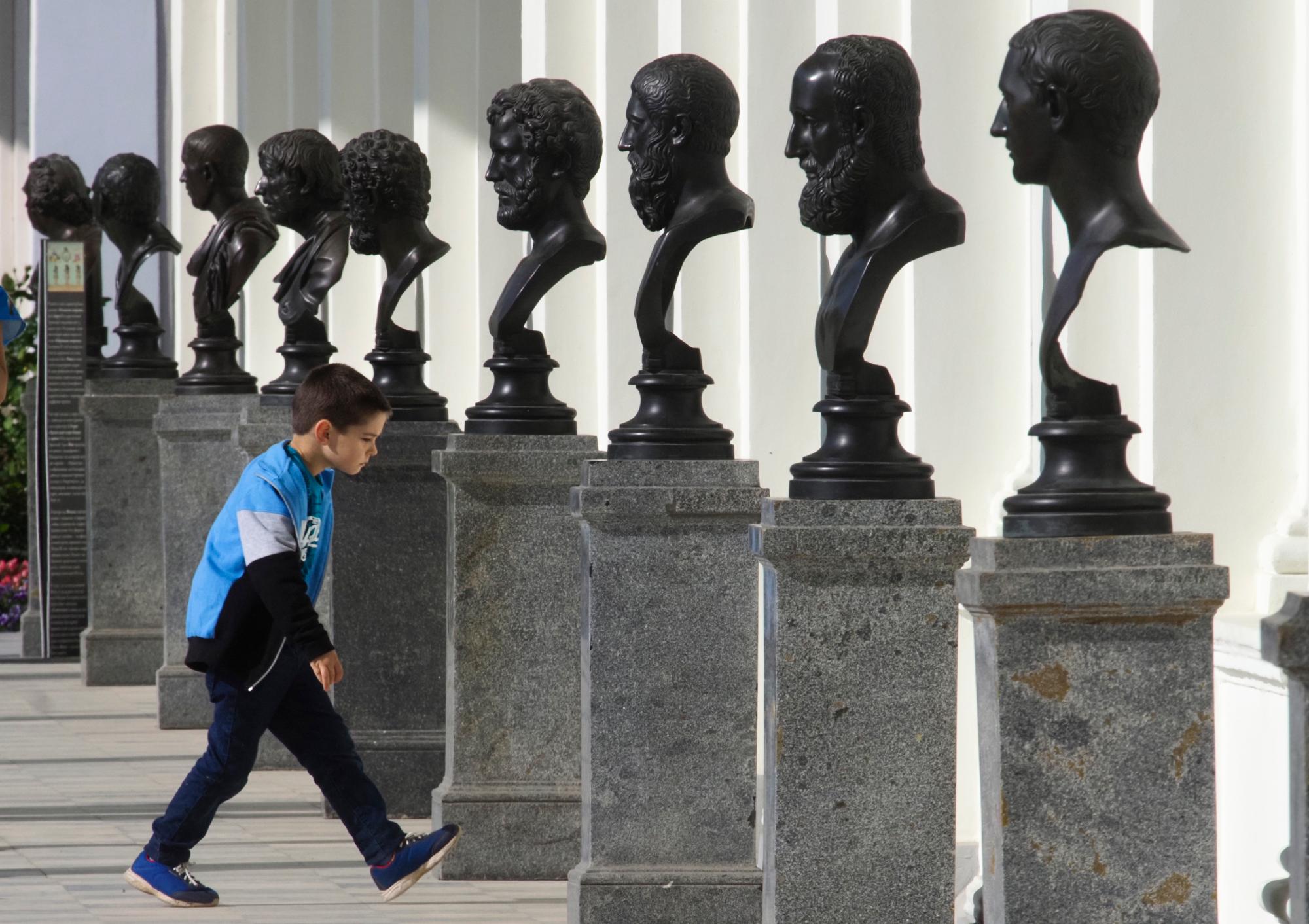 Un niño pasa junto a esculturas en la Galería Cameron en Tsarskoe Selo, en las afueras de San Petersburgo, Rusia, el miércoles 11 de septiembre de 2019. 