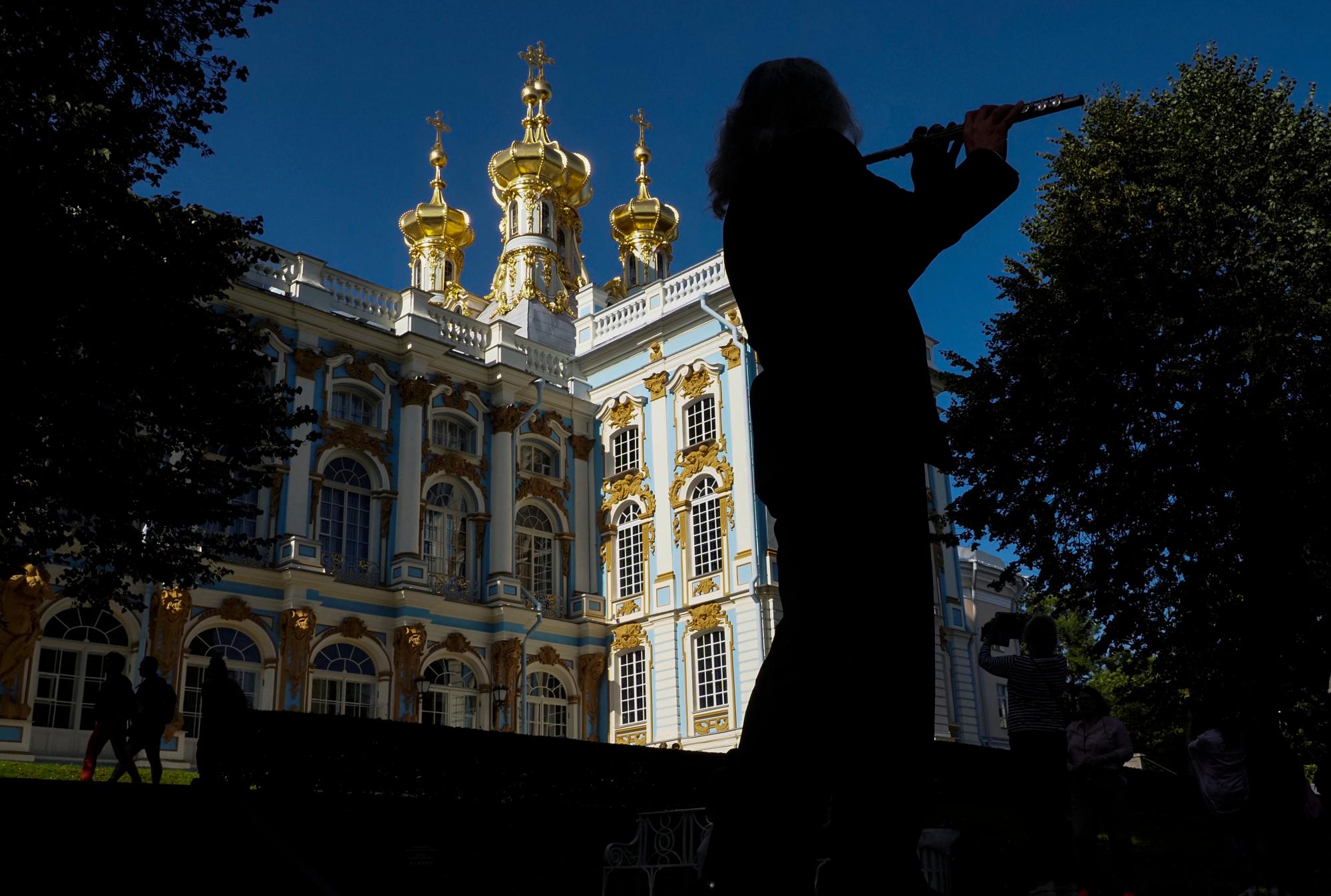 Un hombre toca la flauta junto al Palacio de Catalina en Tsarskoe Selo, a las afueras de San Petersburgo, Rusia, el miércoles 11 de septiembre de 2019. 