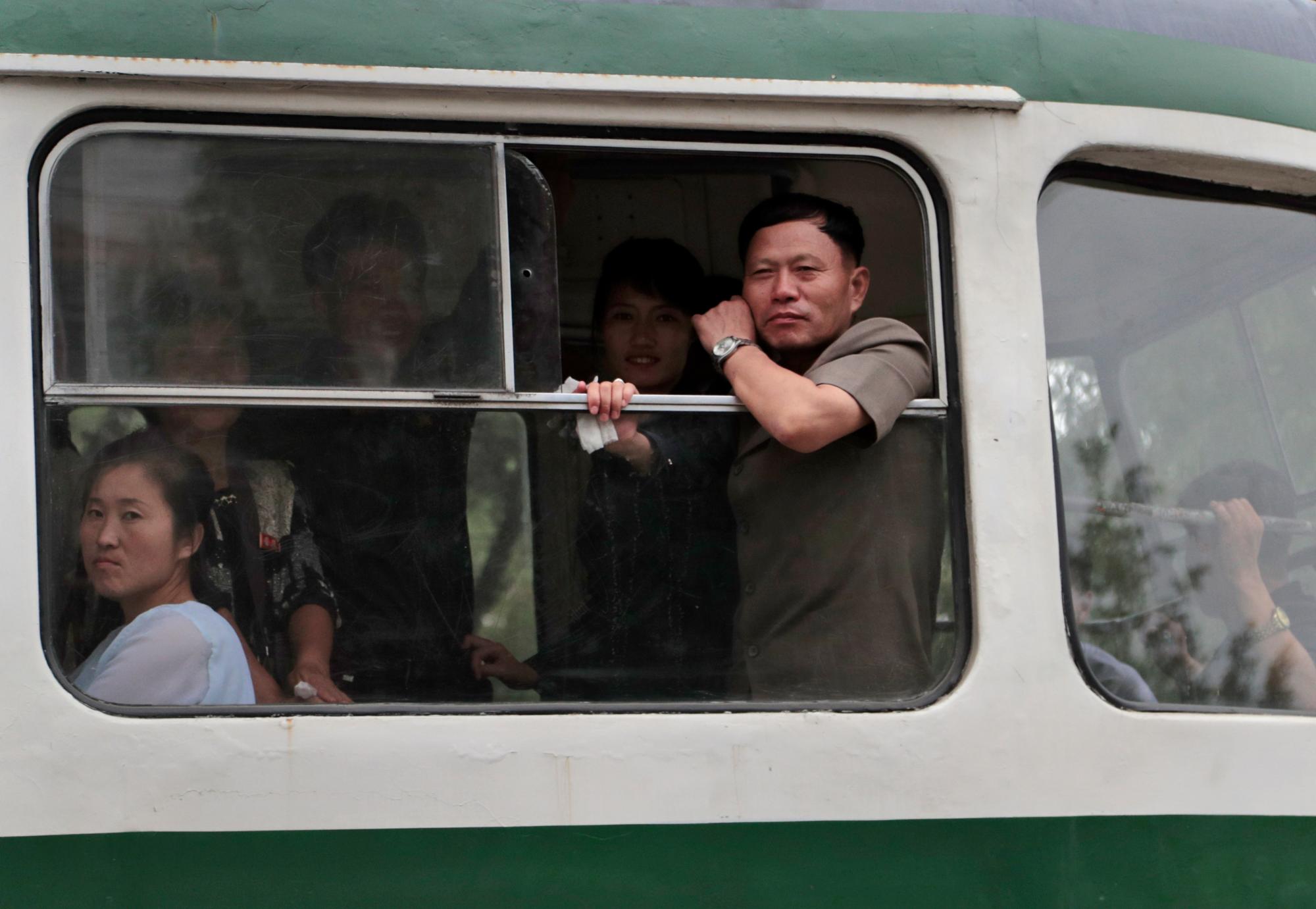 La gente viaja en un tranvía en Pyongyang, Corea del Norte, el jueves 12 de septiembre de 2019. 