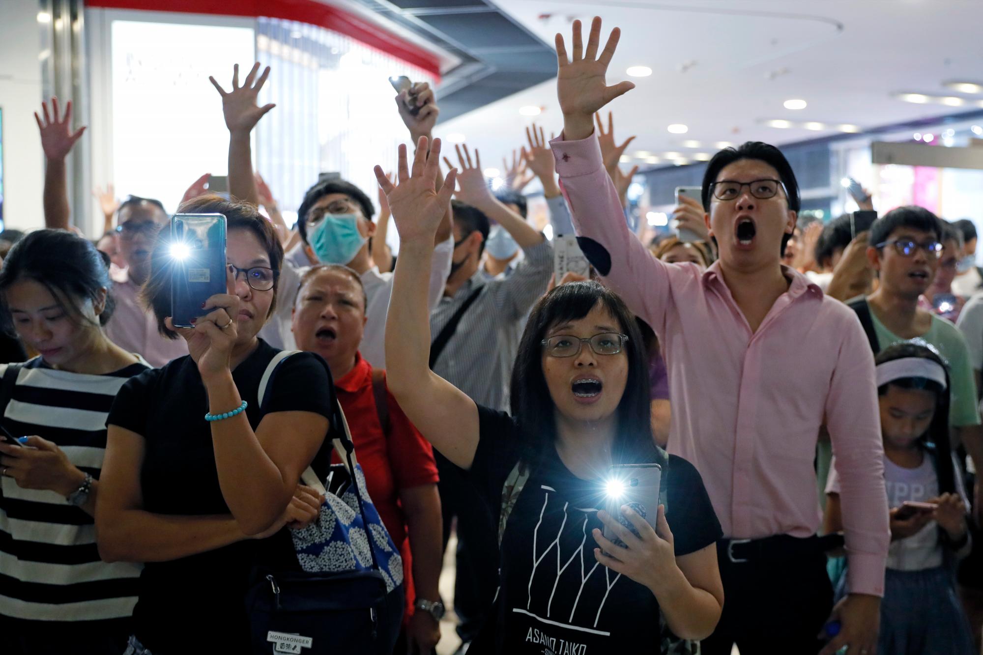 Los manifestantes cantan un tema musical escrito por los manifestantes “Gloria a Hong Kong” en el centro comercial Times Square en Hong Kong, el jueves 12 de septiembre de 2019. Miles de personas cantaron una nueva canción de protesta en los centros comerciales de Hong Kong en un acto de resistencia que destacó la creatividad de los manifestantes en su lucha de meses por las libertades democráticas en el territorio chino semiautónomo. 