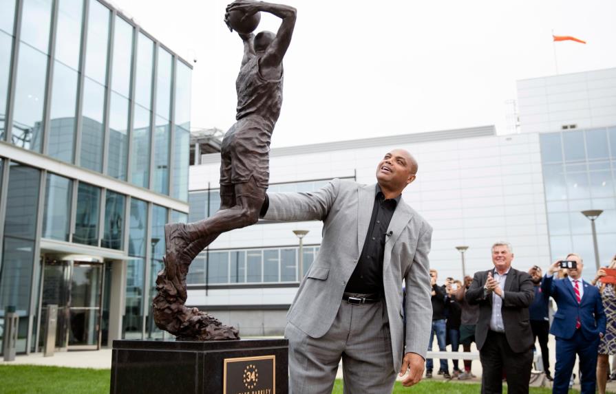 Los 76ers desvelizan estatua de leyenda Charles Barkley