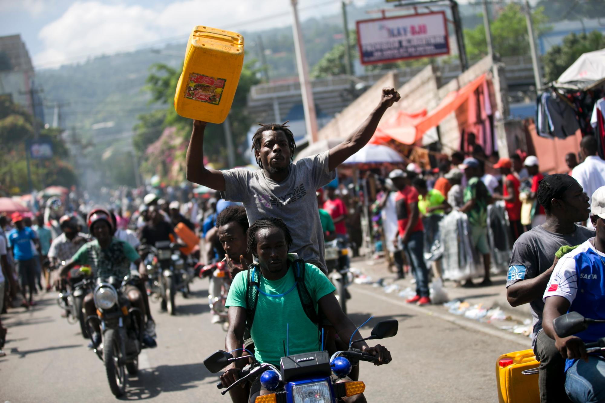 Los taxistas protestan por la escasez de combustible, algunos con contenedores de gas vacíos, en Petion-ville, Haití, el domingo 15 de septiembre de 2019. Las estaciones de servicio han estado reduciendo sus horas de operación en las últimas semanas y la mayoría cerraron esta semana. 