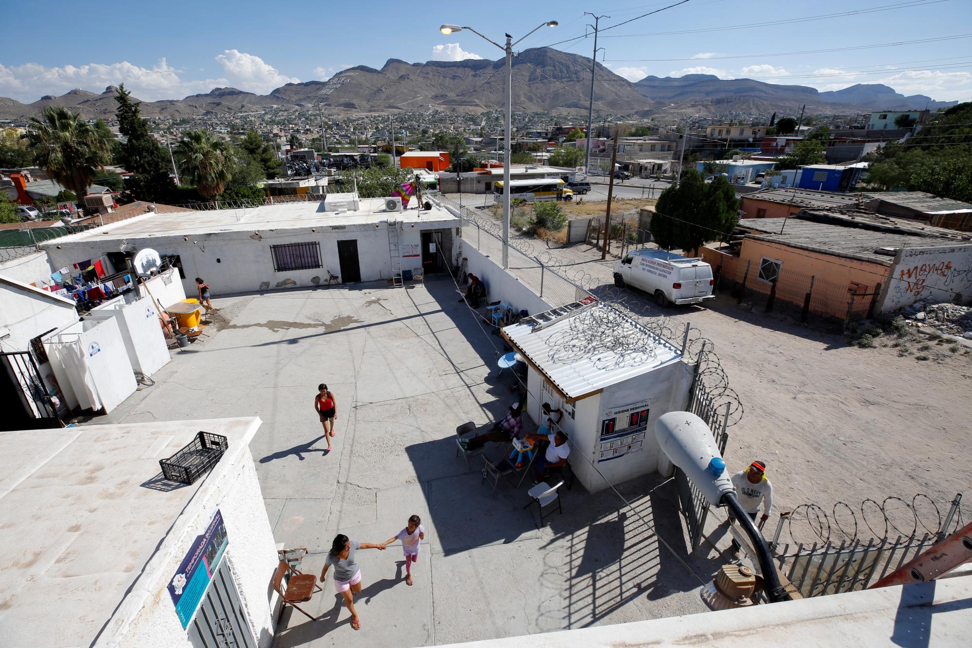 En esta foto del 30 de julio de 2019, las personas caminan por el patio en el refugio El Buen Pastor para migrantes en Ciudad Juárez, México. 