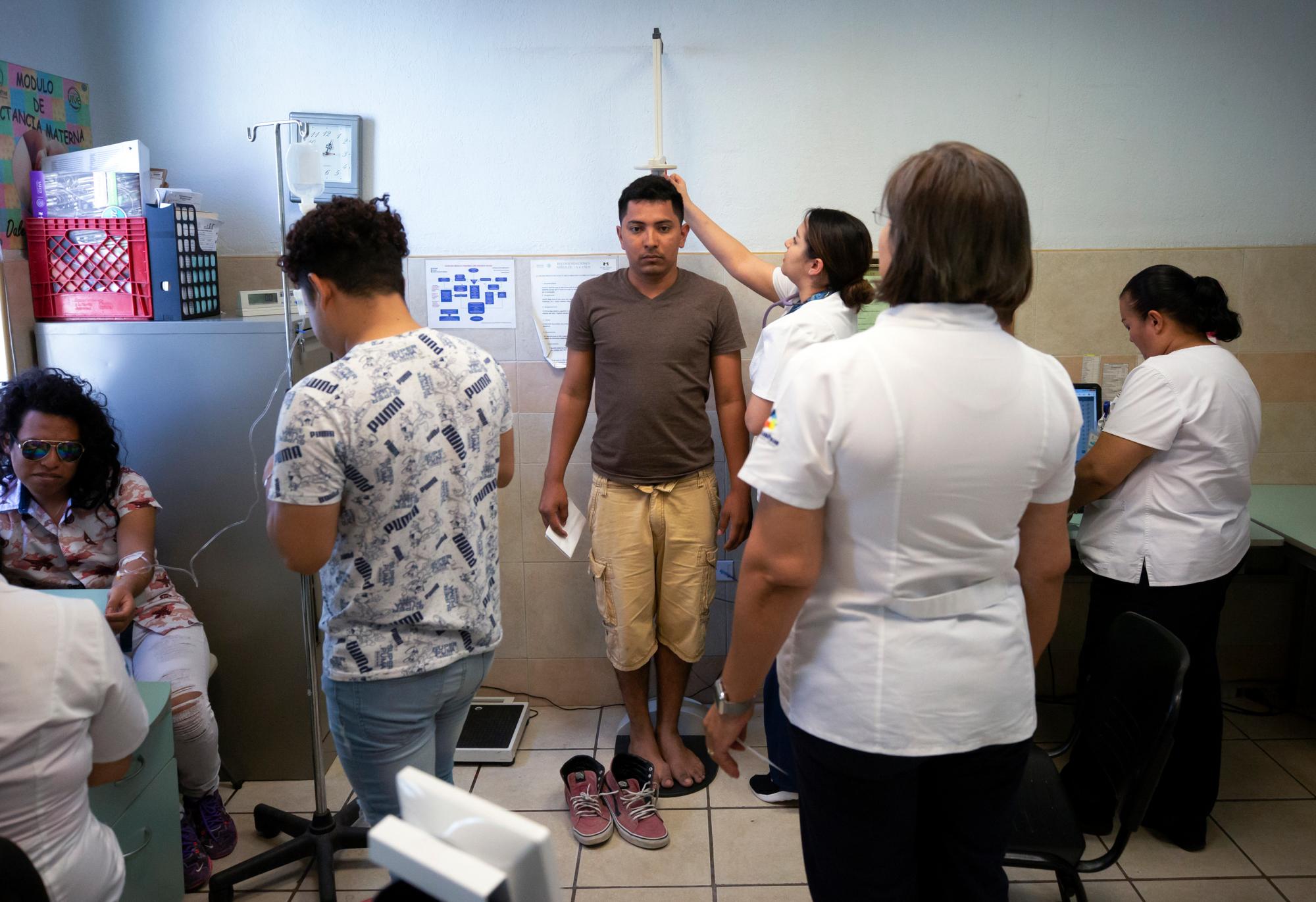 En esta foto del 25 de julio de 2019, Samuel, del centro de Honduras, recibe tratamiento en una clínica después de tomar un autobús desde el refugio El Buen Pastor para migrantes en Ciudad Juárez, México. 