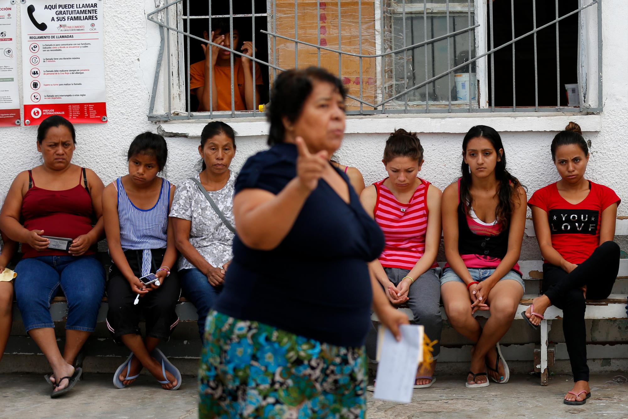 En esta foto del 29 de julio de 2019, Marta Alicia Esquivel, voluntaria en el refugio para migrantes del Centro El Buen Pastor, regaña a un grupo de madres migrantes por el cuidado de sus hijos y pide más ayuda con la limpieza en el refugio en Ciudad Juárez. México.