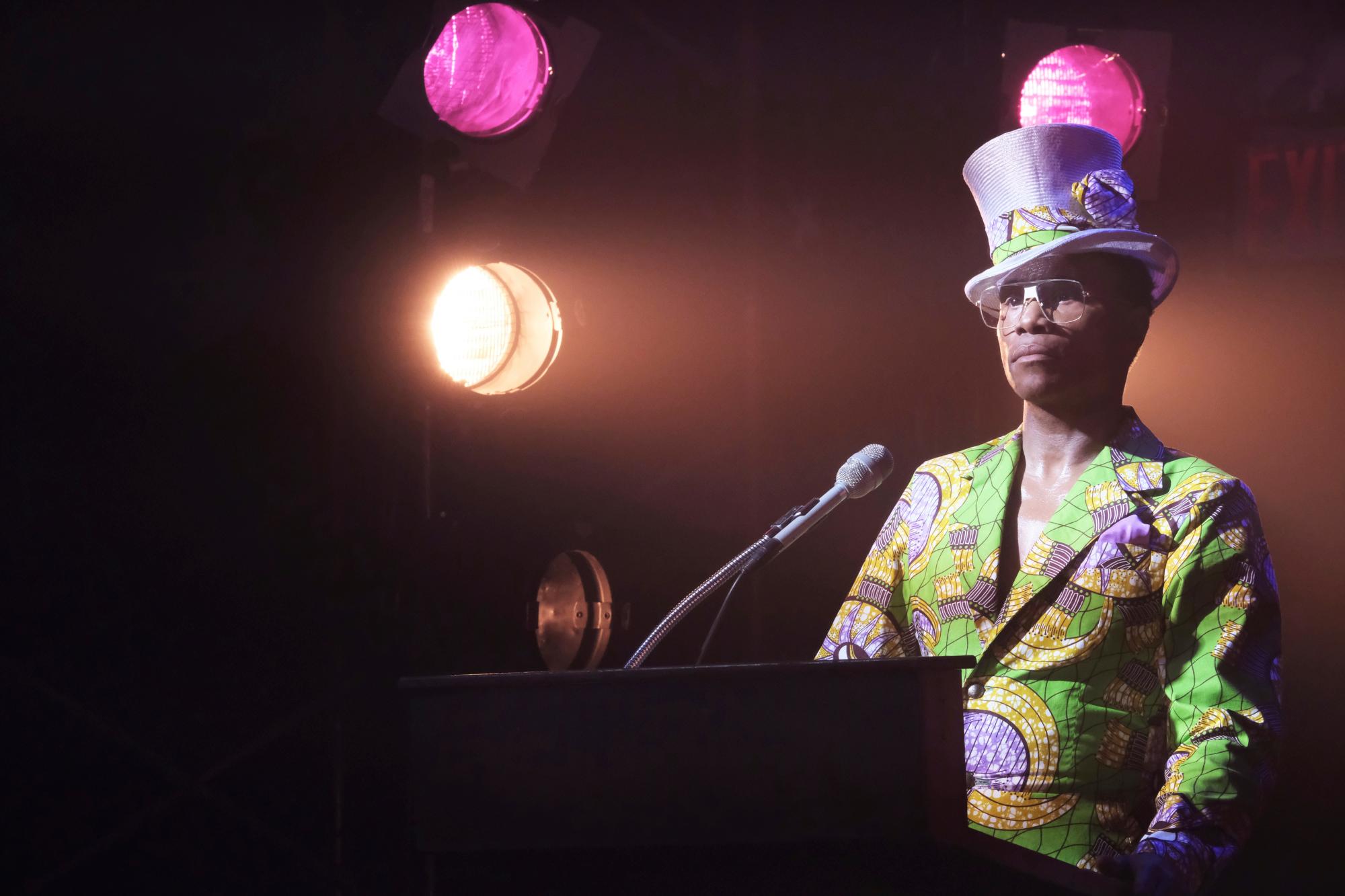 En esta imagen difundida por FX, Billy Porter en una escena de “Pose”. (JoJo Whilden/FX vía AP)