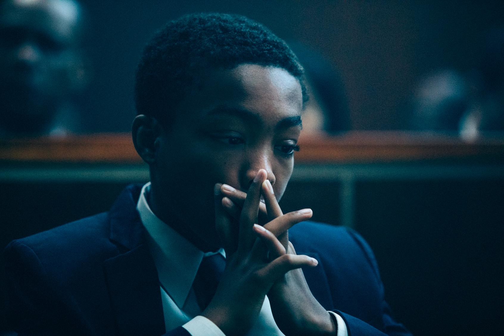 En esta imagen difundida por Netflix, Asante Blackk como el joven Kevin Richardson en una escena de “When They See Us”. (Atsushi Nishijima/Netflix vía AP)