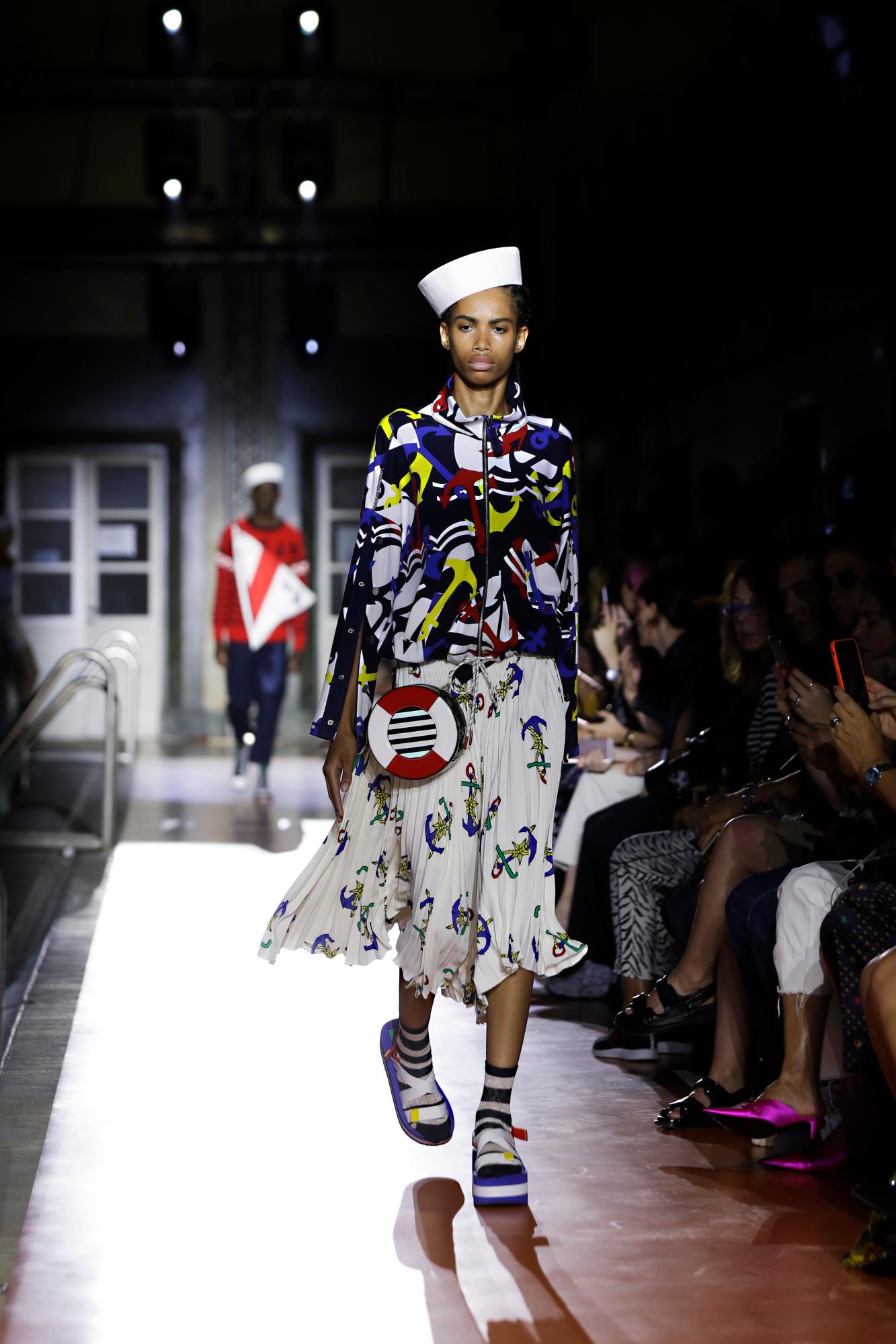 Una modelo luce una creación de la colección primavera/verano 2020 de Benetton.