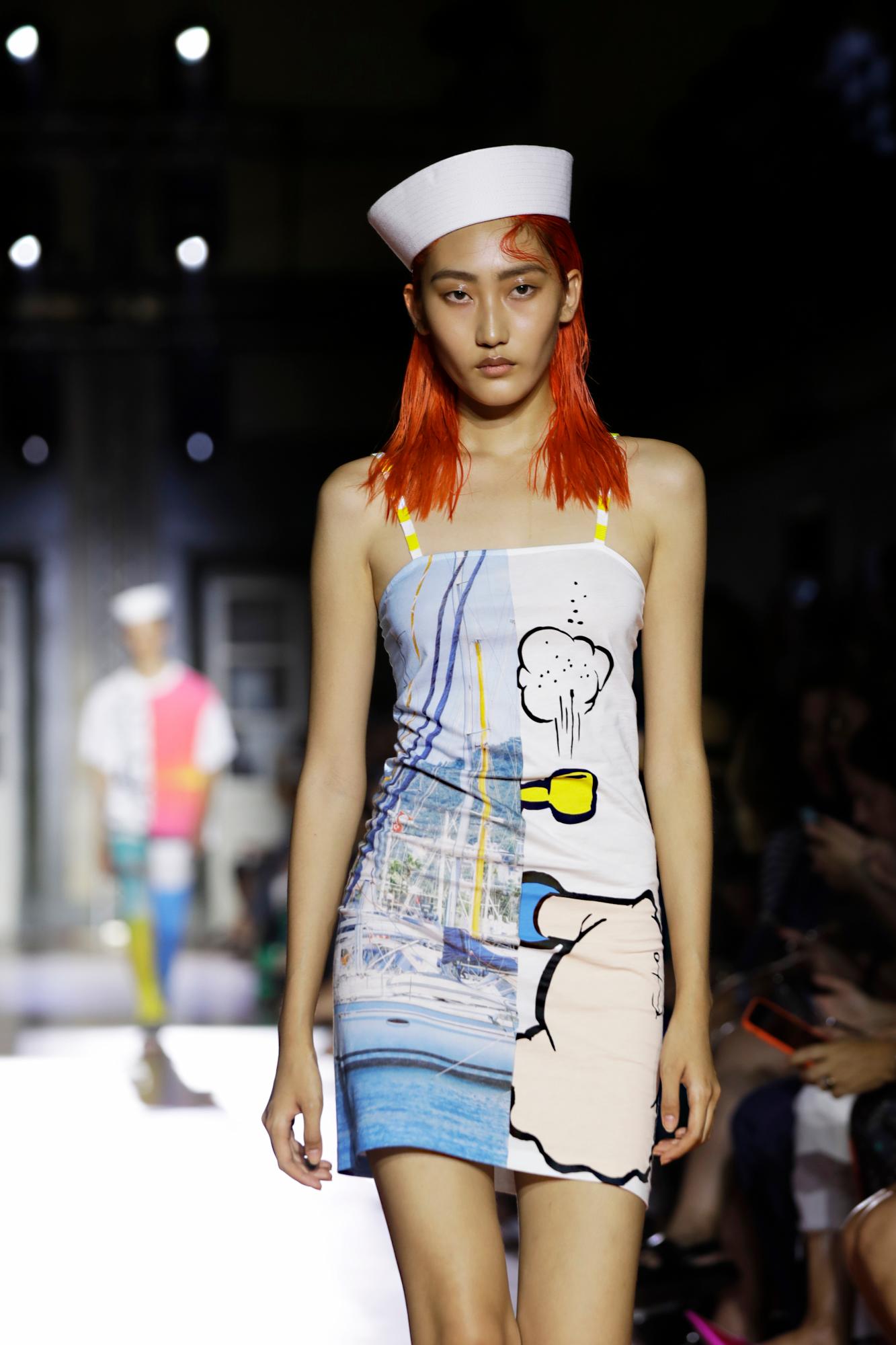 Una modelo luce una creación de la colección primavera/verano 2020 de Benetton durante un desfile en Milán, Italia.