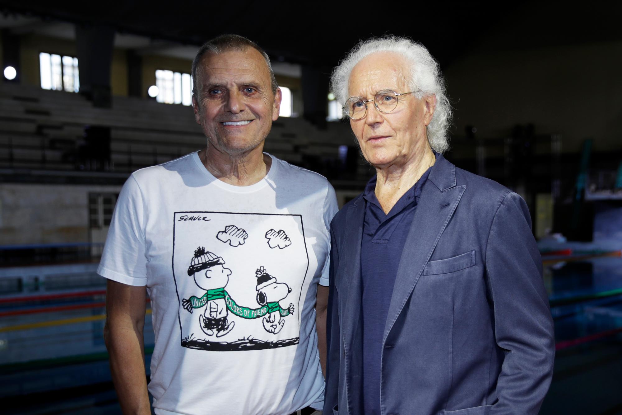 El diseñador Jean-Charles de Castelbajac y Luciano Benetton, cofundador del grupo Benetton, pose posan tras la presentación de la colección primavera/verano 2020 de Benetton en Milán, Italia.