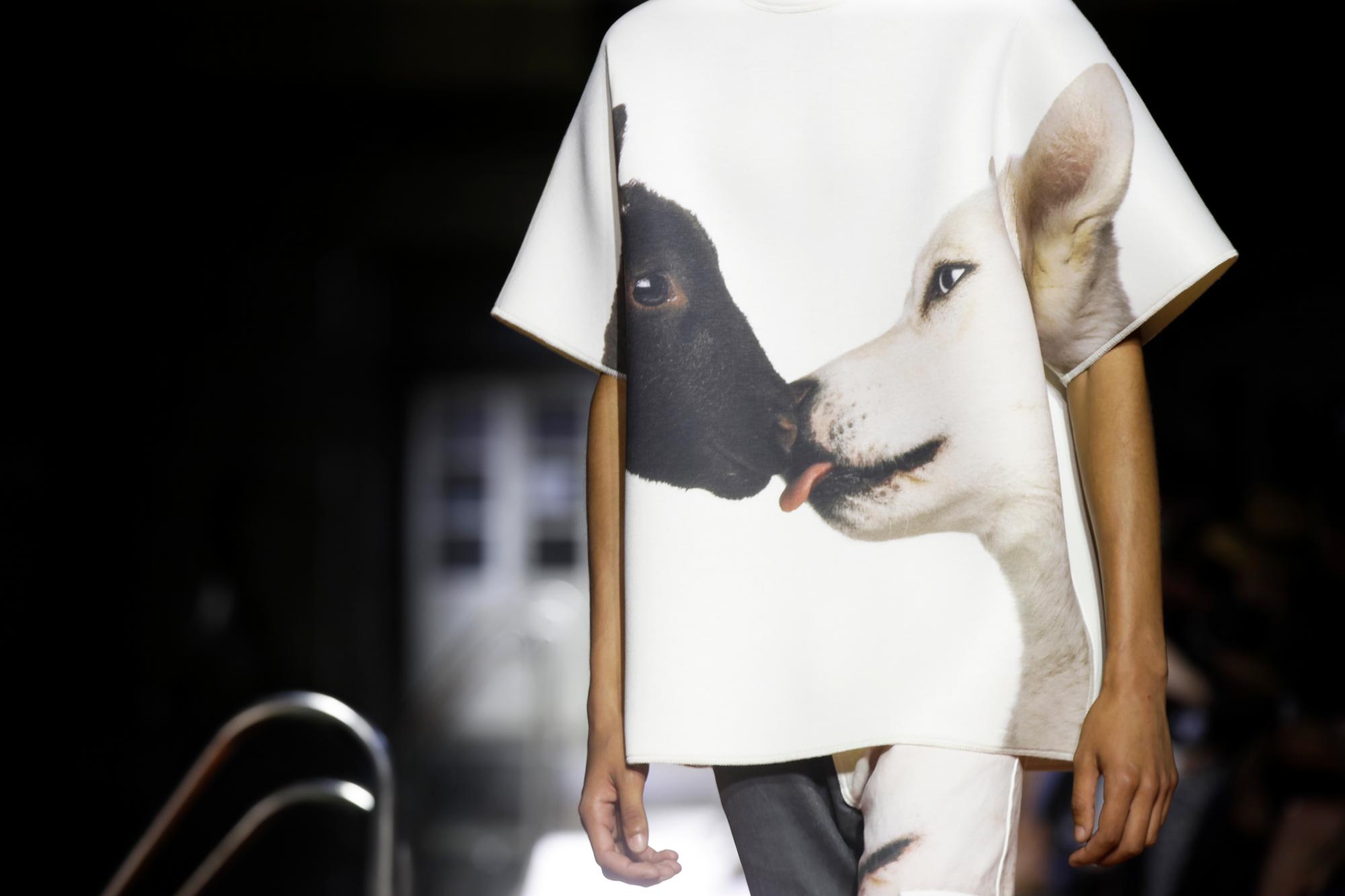 Una modelo luce una creación de la colección primavera/verano 2020 de Benetton.