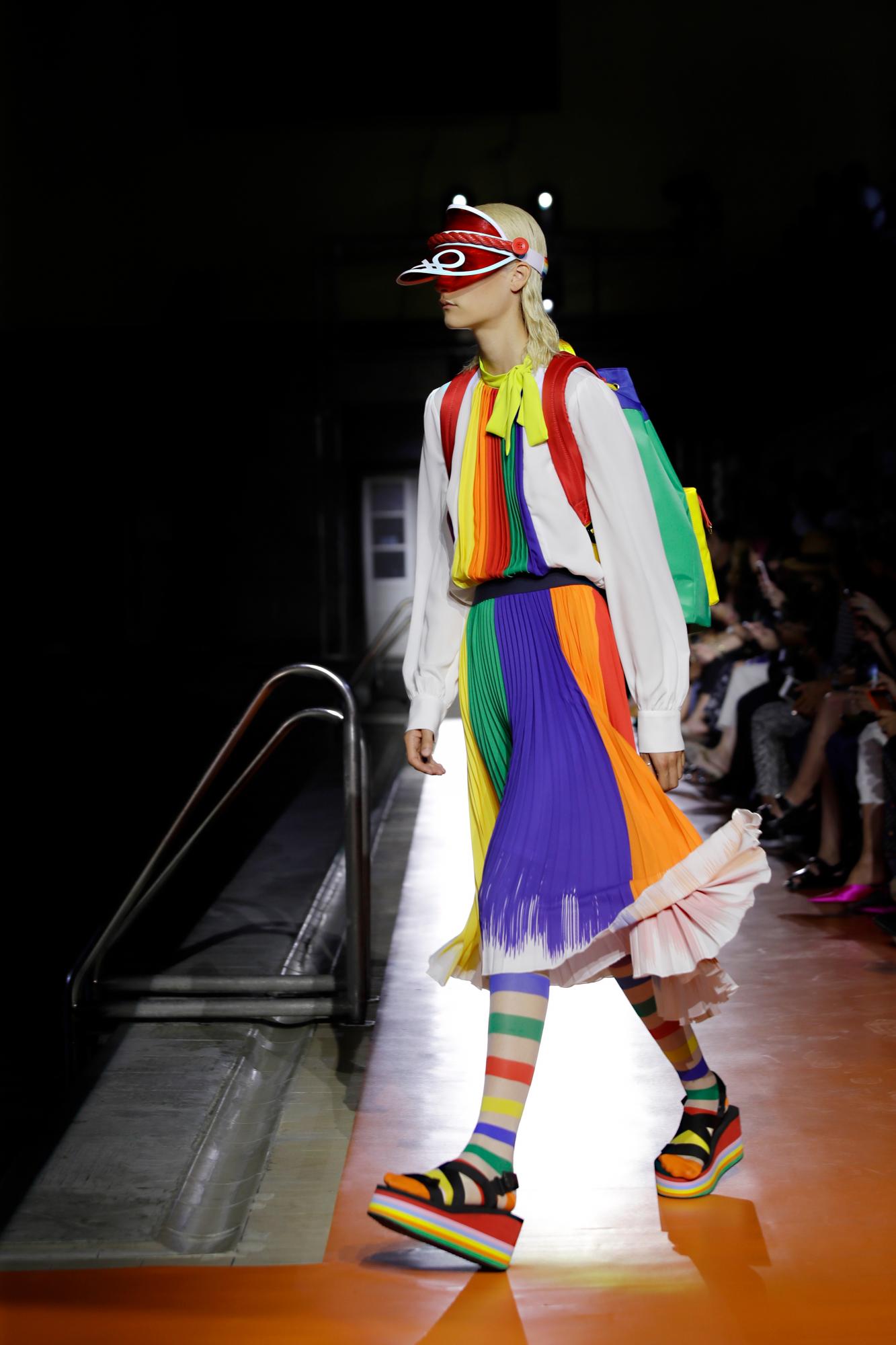 Una modelo luce una creación de la colección primavera/verano 2020 de Benetton durante un desfile en Milán, Italia.