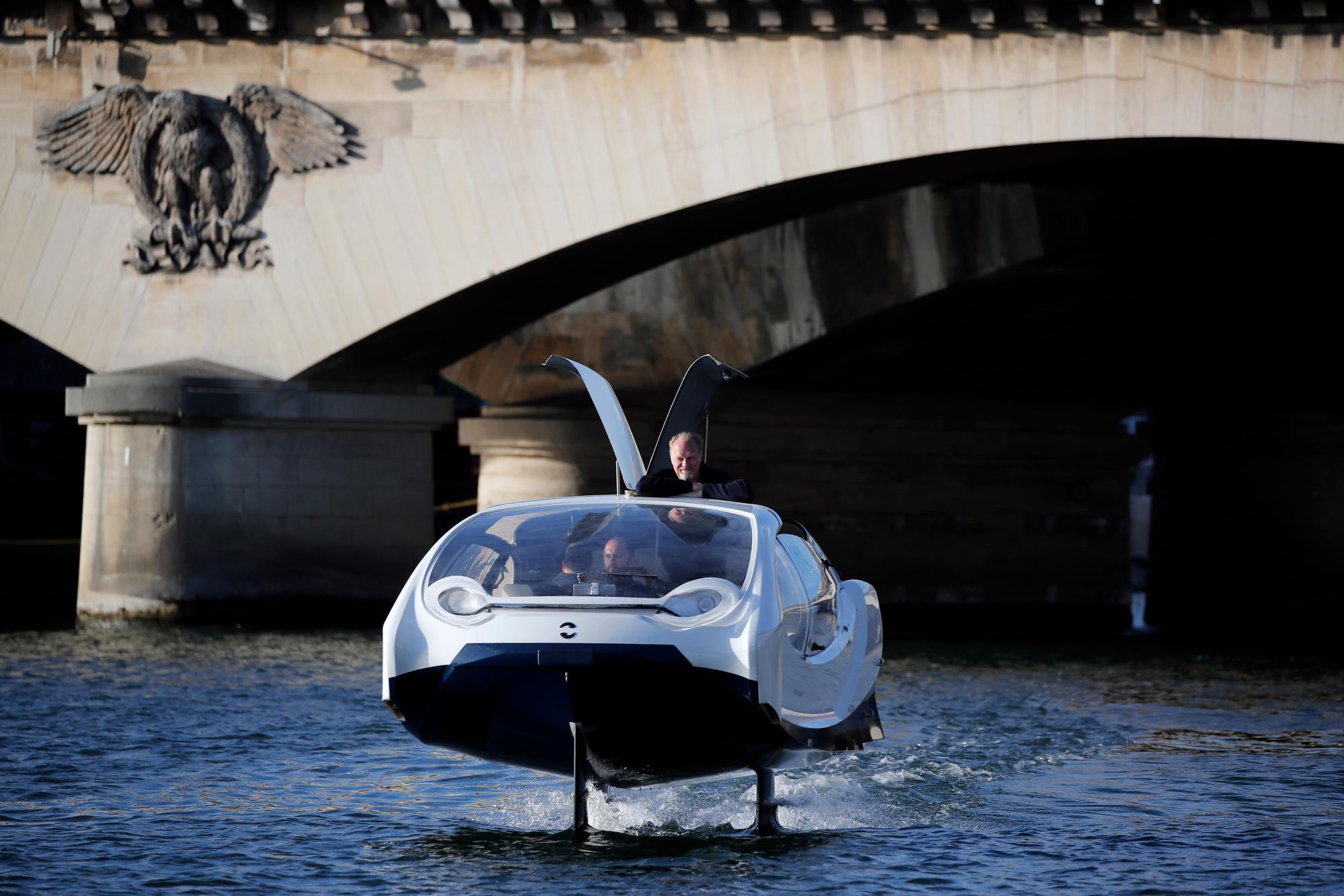En esta foto tomada el martes 17 de septiembre de 2019, el cofundador de SeaBubbles, Anders Bringdal, posa a bordo de un hidroala SeaBubble en el río Sena en París. París está probando una nueva forma de viaje: un taxi ecológico con forma de burbuja que se desliza a lo largo del agua, capaz de transportar pasajeros por el río Sena. 