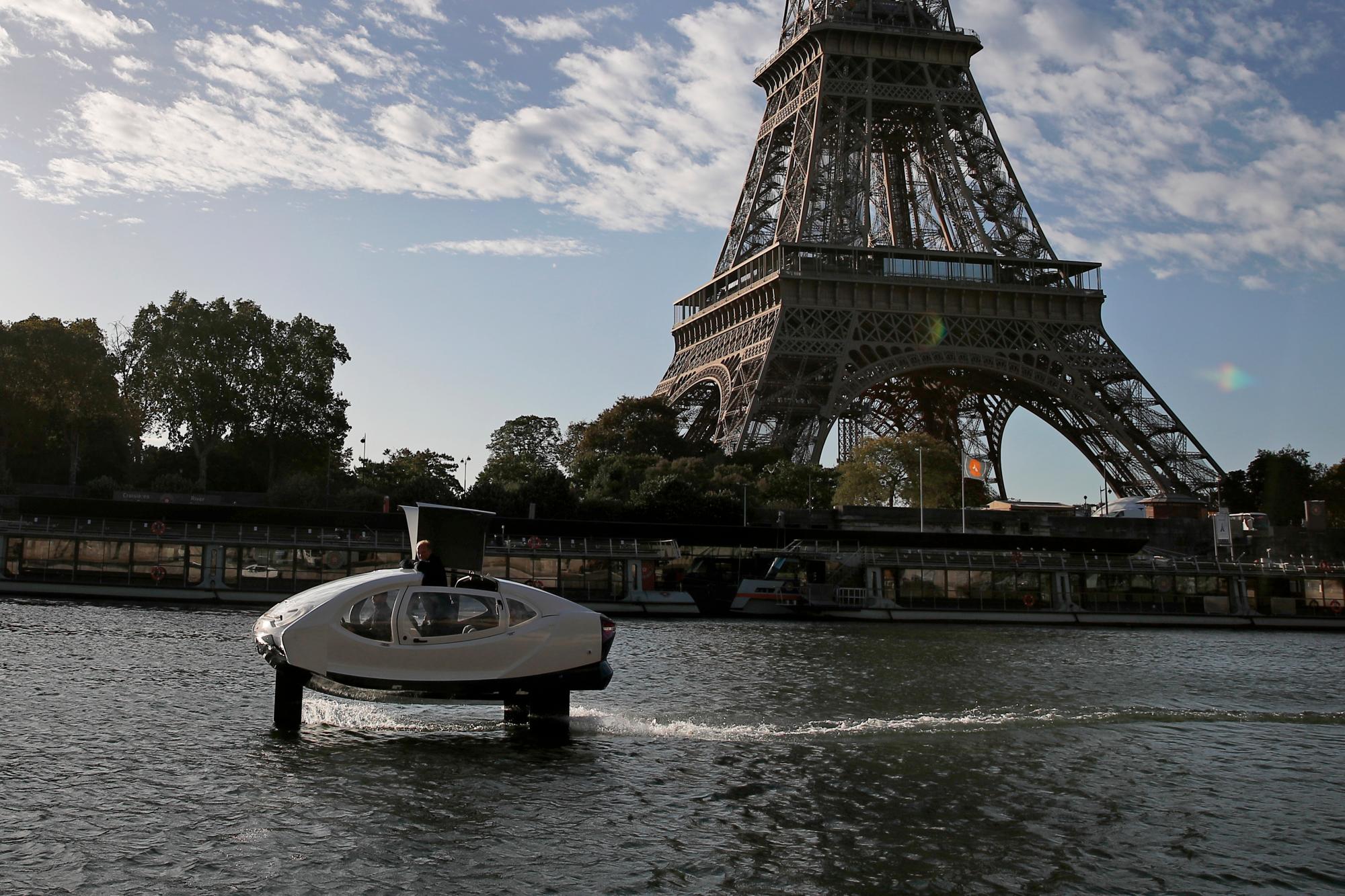 El cofundador de SeaBubbles, Anders Bringdal, de Suecia, se encuentra a bordo de un SeaBubble junto a la Torre Eiffel en el río Sena, el miércoles 18 de septiembre de 2019 en París. París está probando una nueva forma de viaje: un taxi ecológico con forma de burbuja que se desliza a lo largo del agua, capaz de transportar pasajeros por el río Sena. Apodado Seabubbles, el vehículo aún se encuentra en las primeras etapas, pero los defensores lo ven como un nuevo modelo para el paisaje de movilidad urbana que cambia rápidamente.