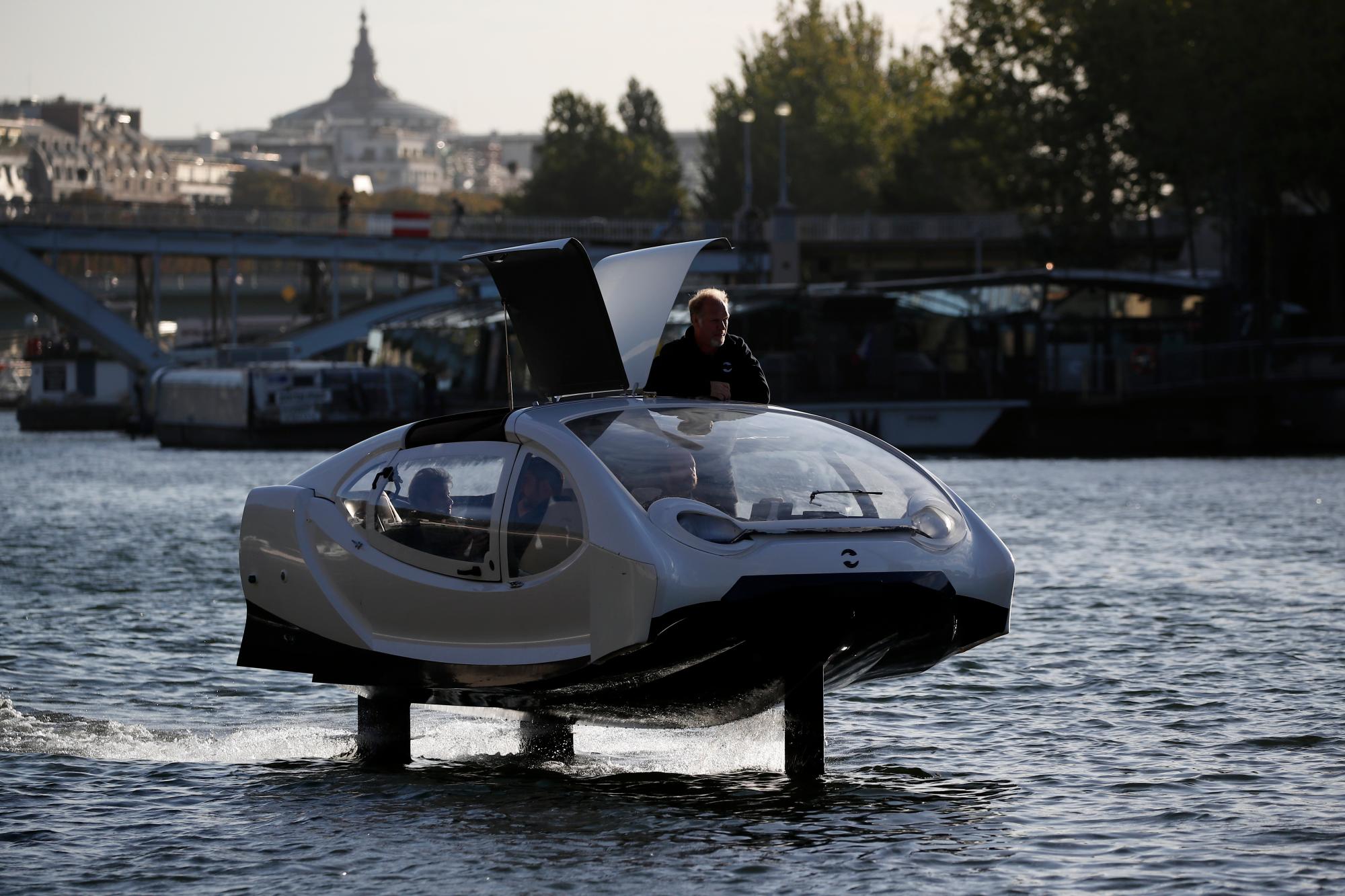 El cofundador de SeaBubbles, Anders Bringdal, de Suecia, se encuentra a bordo de un SeaBubble en el río Sena, el miércoles 18 de septiembre de 2019 en París. París está probando una nueva forma de viaje: un taxi ecológico con forma de burbuja que se desliza a lo largo del agua, capaz de transportar pasajeros por el río Sena. Apodado Seabubbles, el vehículo aún se encuentra en las primeras etapas, pero los defensores lo ven como un nuevo modelo para el paisaje de movilidad urbana que cambia rápidamente. 