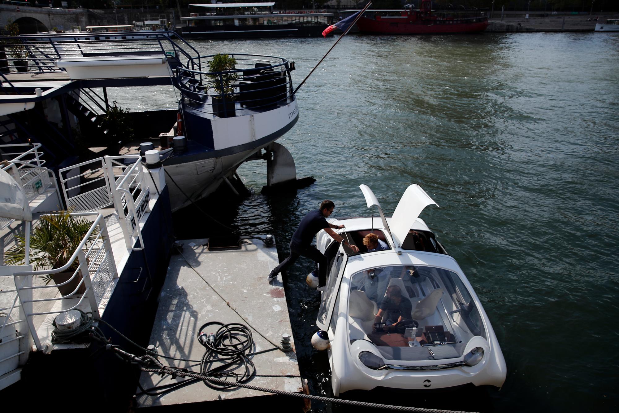 En esta foto tomada el martes 17 de septiembre de 2019, un hombre entra en un hidroala SeaBubble en París. París está probando una nueva forma de viaje: un taxi ecológico con forma de burbuja que se desliza a lo largo del agua, capaz de transportar pasajeros por el río Sena.