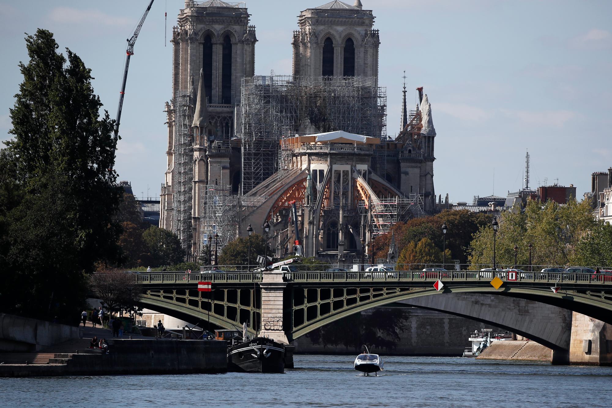 En esta foto tomada el martes 17 de septiembre de 2019 en París, un bote de hidroala SeaBubble navega por el río Sena, frente a la catedral de Notre Dame. París está probando una nueva forma de viaje: un taxi ecológico con forma de burbuja que se desliza a lo largo del agua, capaz de transportar pasajeros por el río Sena. Apodado Seabubbles, el vehículo aún se encuentra en las primeras etapas, pero los defensores lo ven como un nuevo modelo para el paisaje de movilidad urbana que cambia rápidamente. 