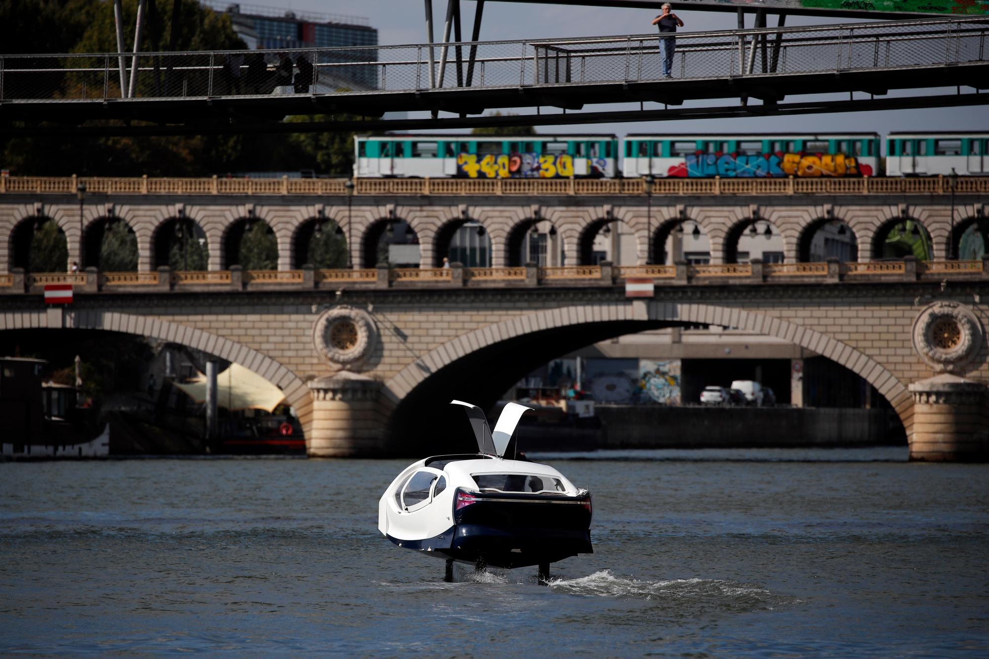 En esta foto tomada el martes 17 de septiembre de 2019, un bote  SeaBubble navega por el río Sena en París, París está probando una nueva forma de viaje: un taxi ecológico con forma de burbuja que se desliza por el agua, capaz de transportar a los pasajeros. y río abajo del Sena. 